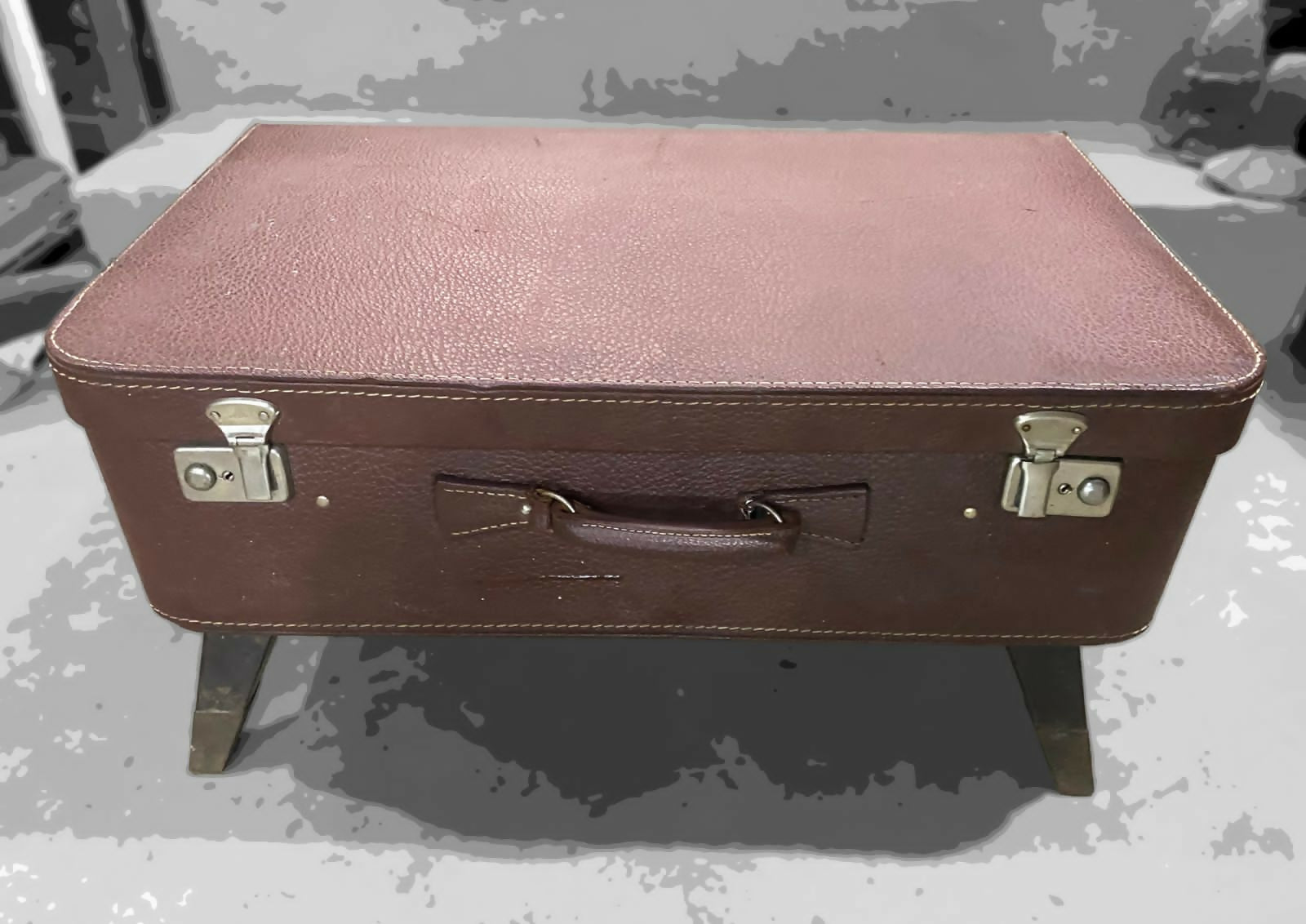 Mesinha de centro customizada com mala antiga