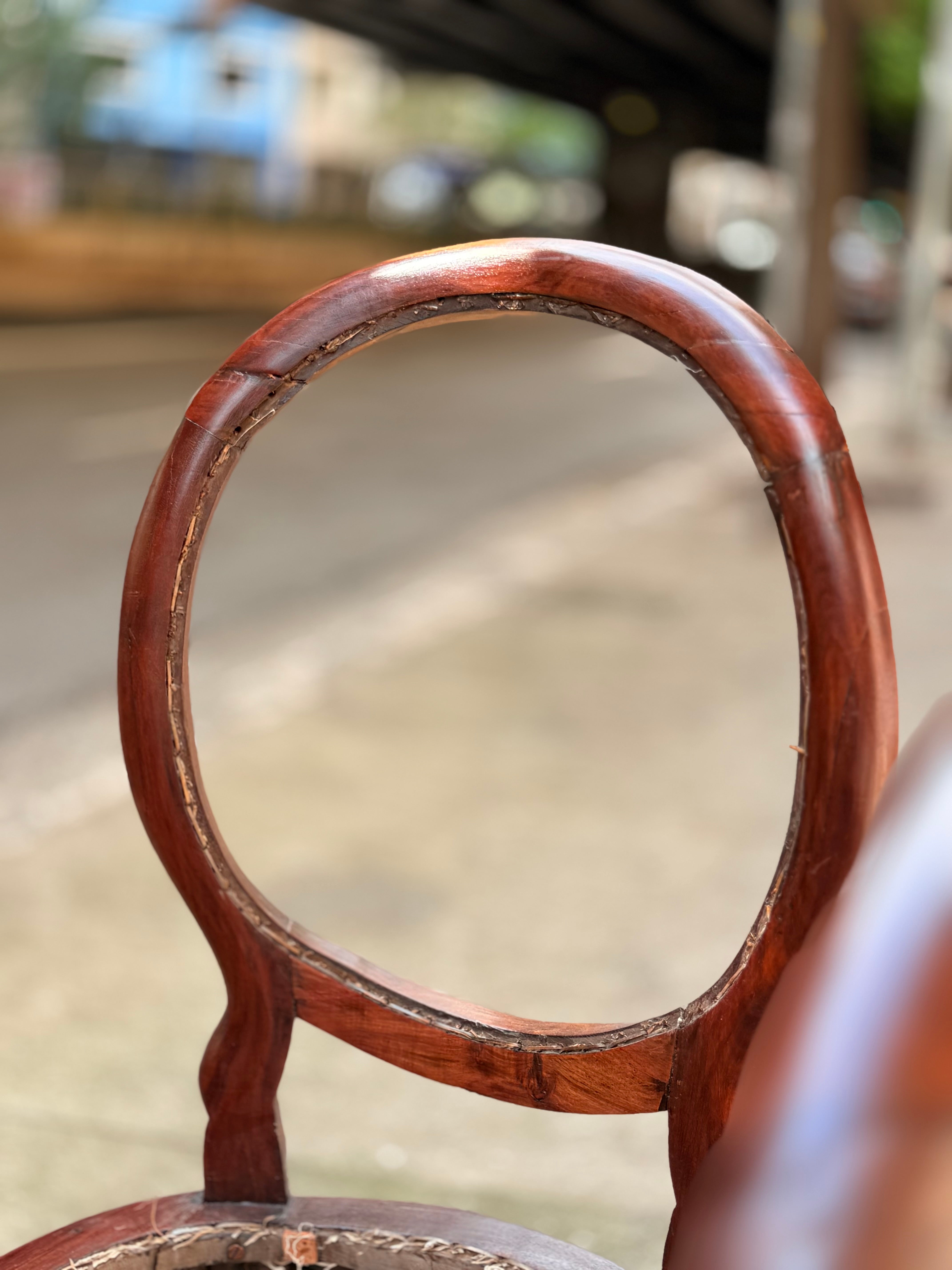 Conjunto de 4 Cadeiras Medalhão em Jacarandá maciço (estrutura restaurada - sem palhinha) 