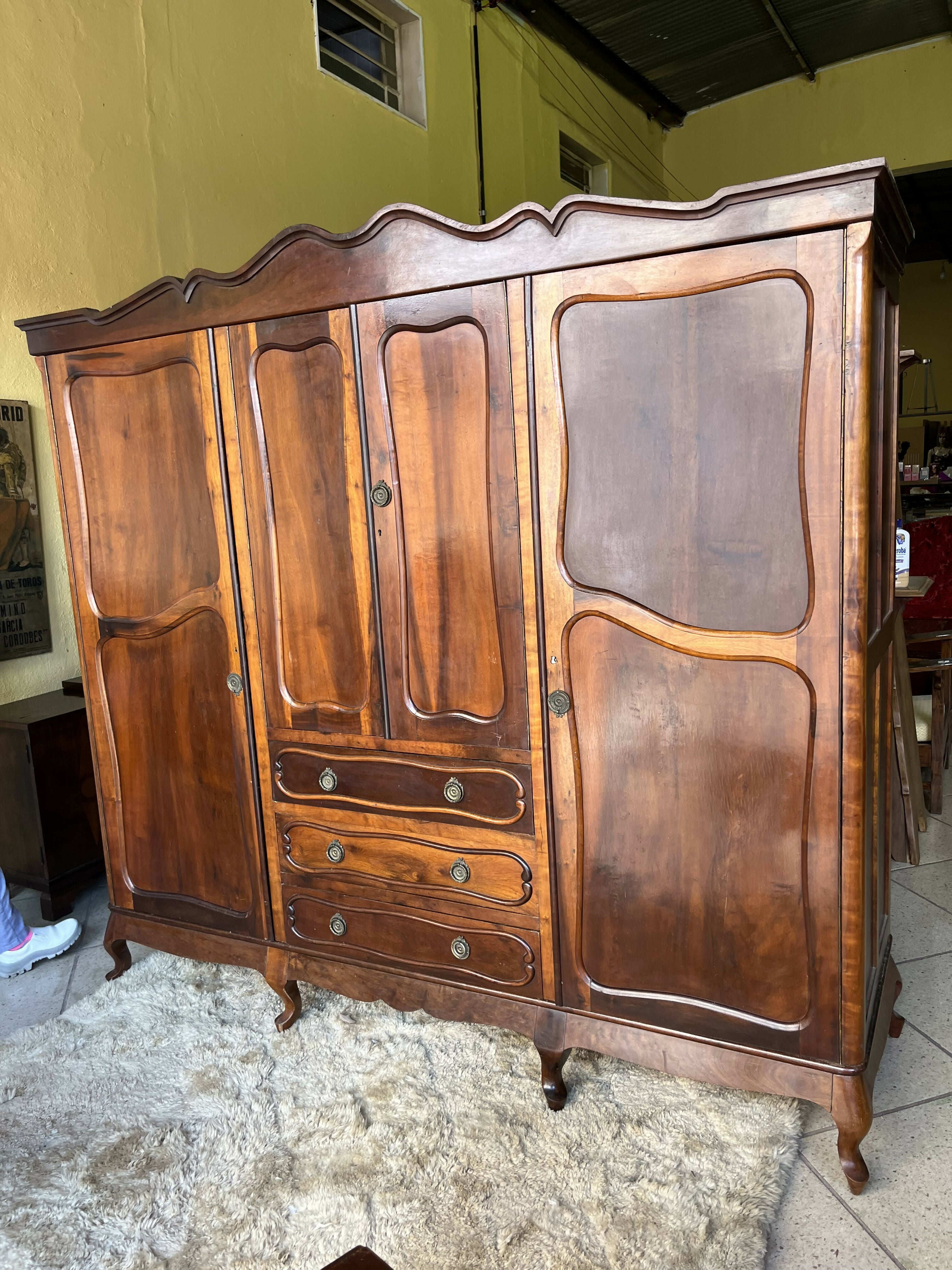 GUARDA ROUPA CHIPANDELLE ANTIGO