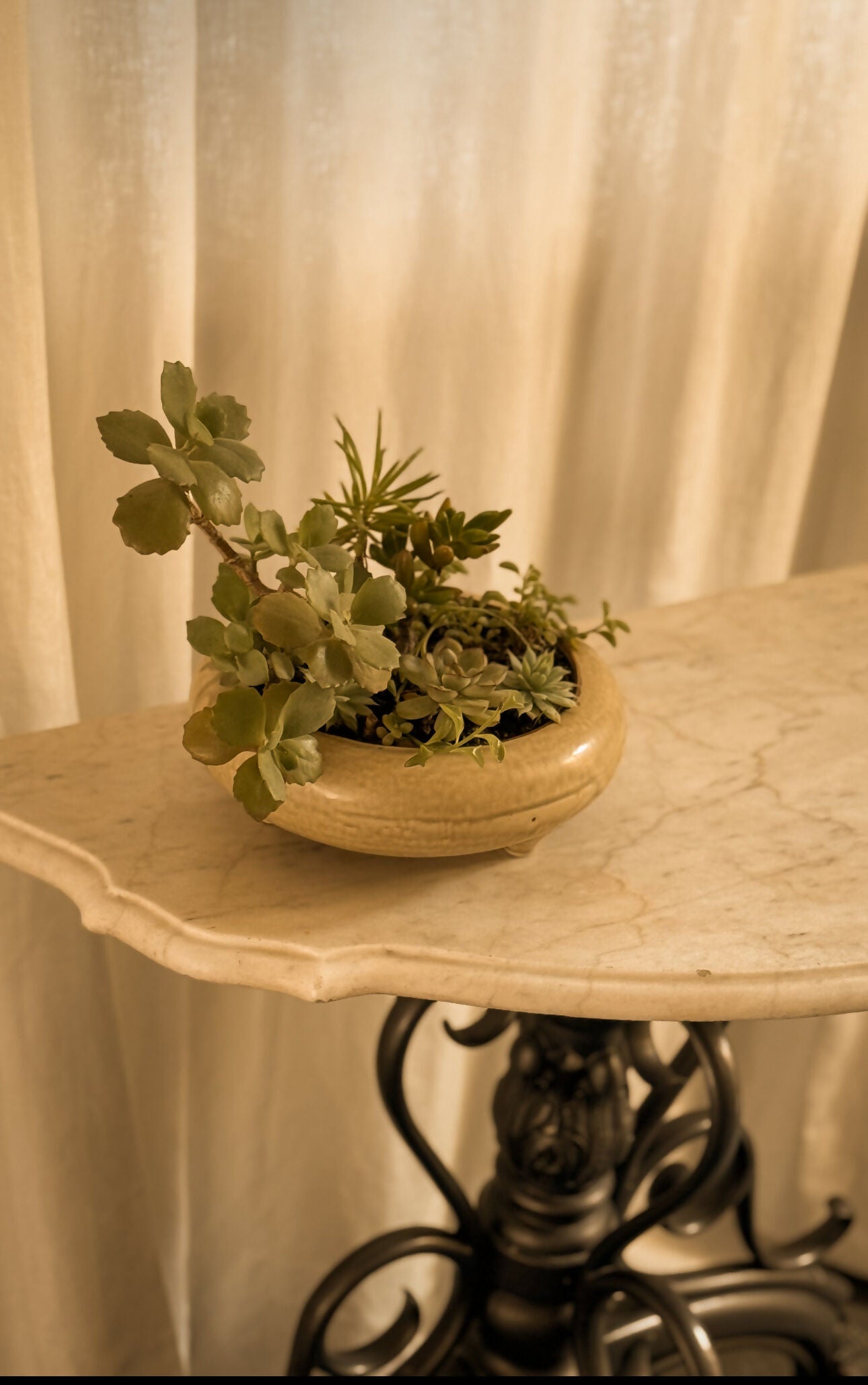 Aparador Thonet com tampo de mármore