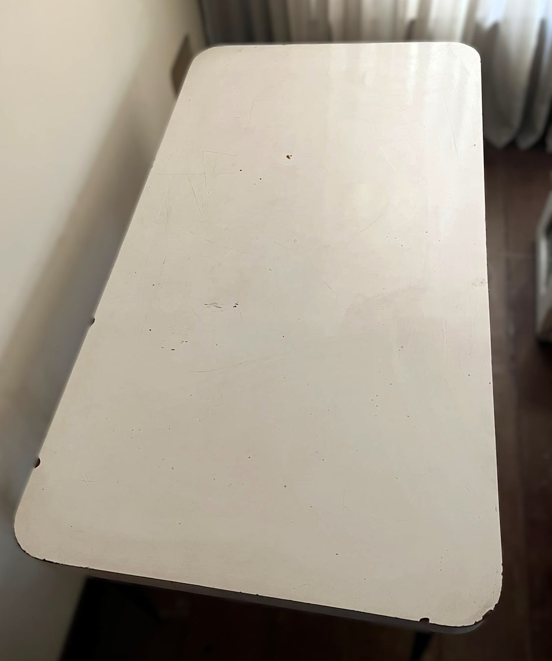 Mesa retangular arredondada em fórmica branca