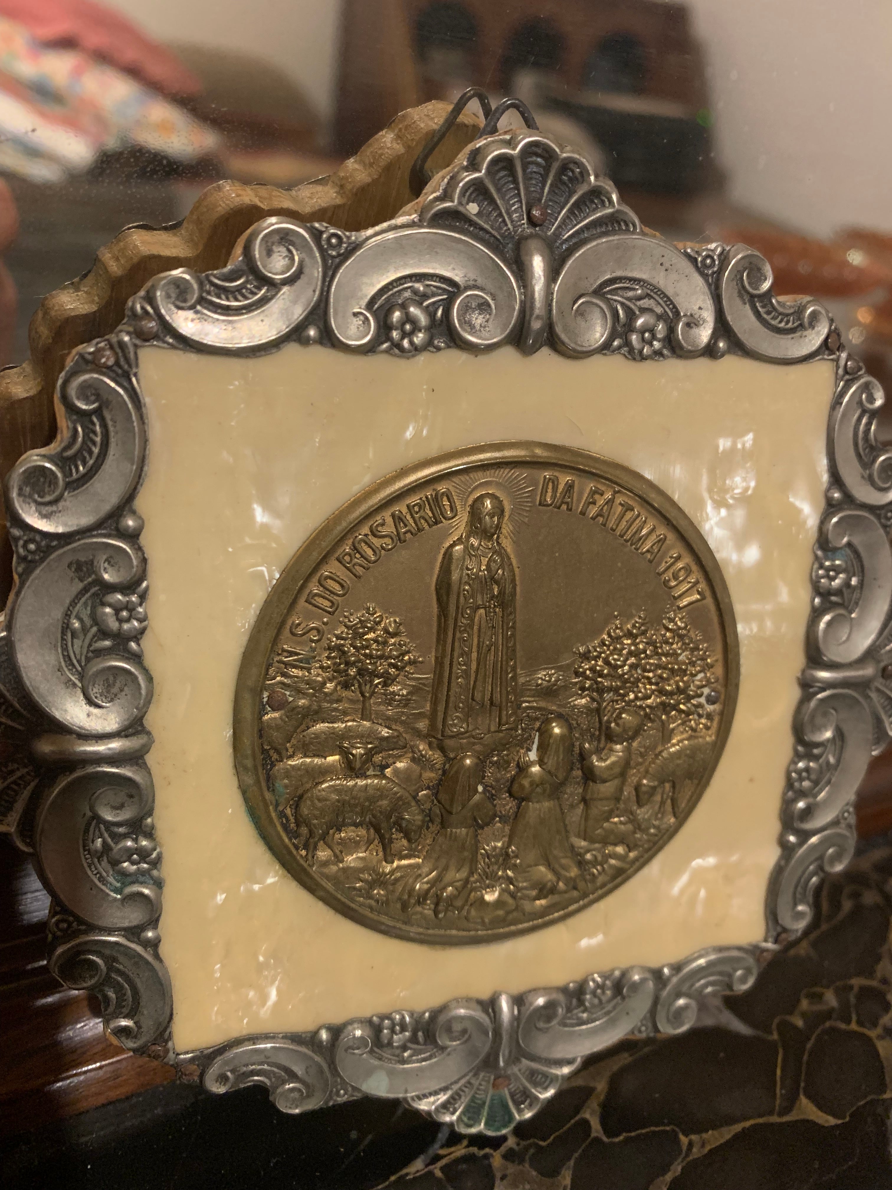 Antiga e maravilhosa peça sacra para parede -  Nossa Senhora do Rosário da Fátima 