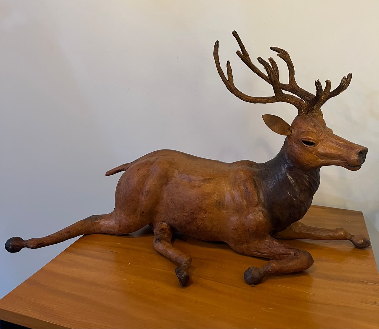 Escultura decorativa de cervo em couro — 46 cm