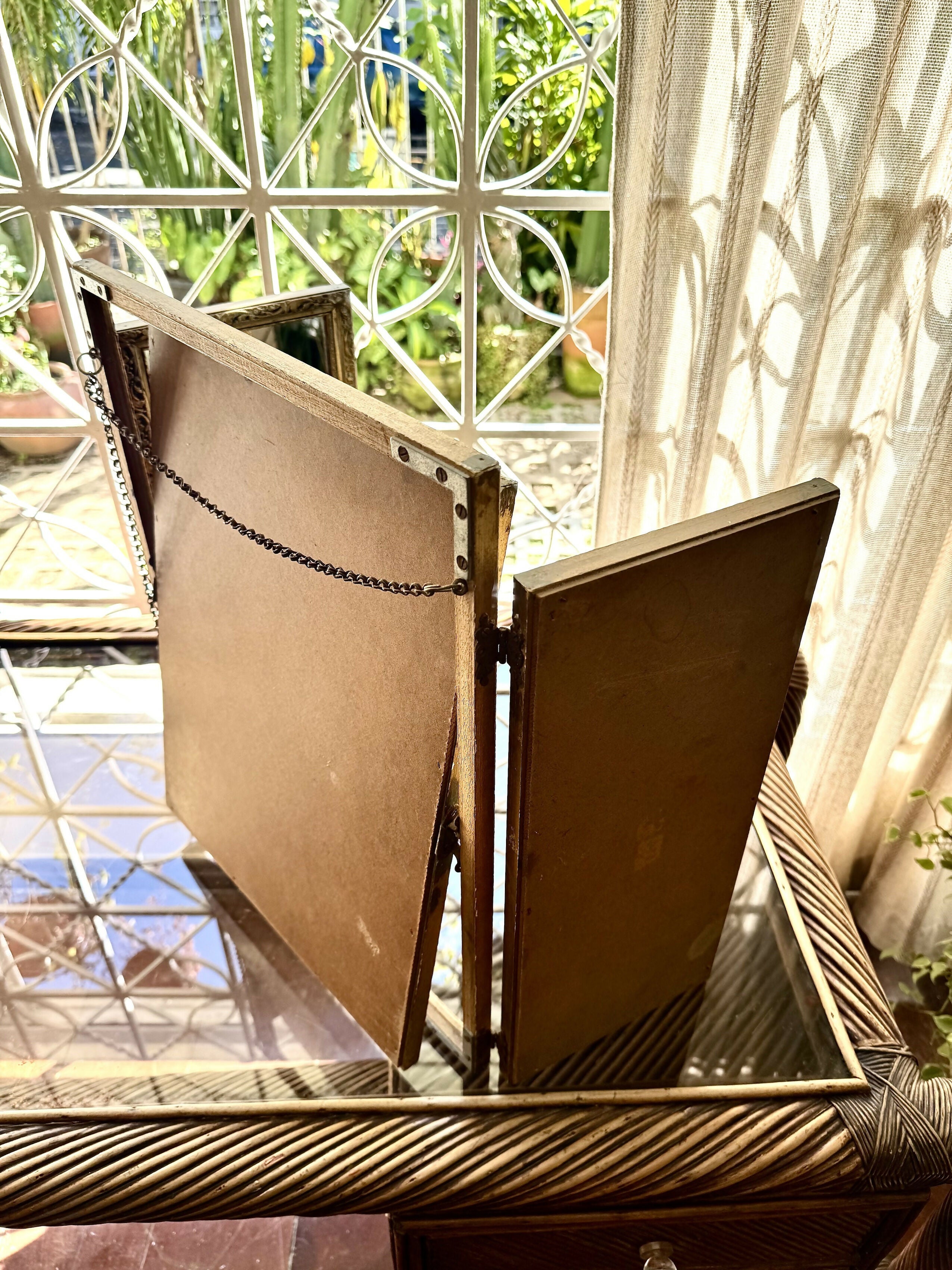 Lindo e antigo espelho esculpido em madeira com abas laterais