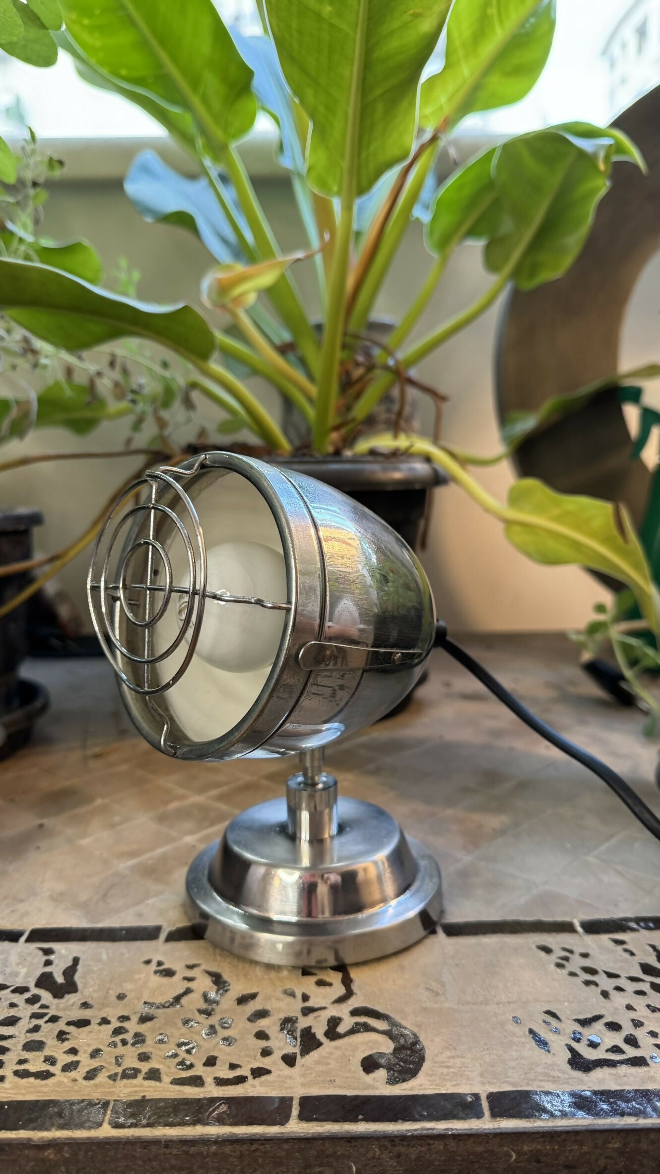 Luminária Spot de Mesa em Metal Cromado | Design Inspirado em Aquecedores Retrô (Anos 50/60)