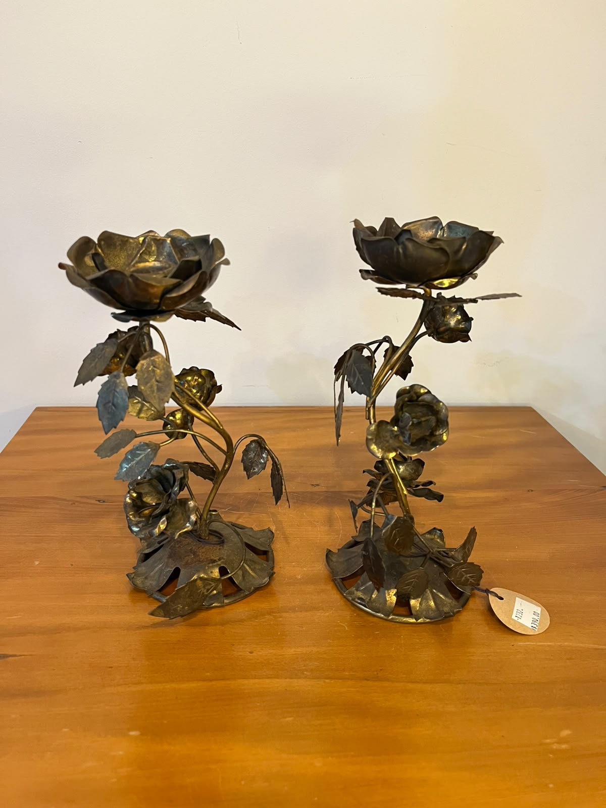 Par de castiçais em latão com rosas e folhagens – 22 cm