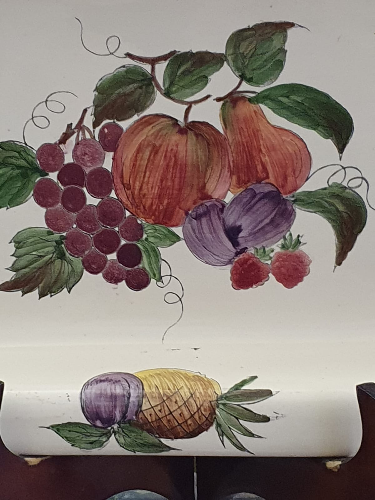 Travessa retangular funda em cerâmica nacional da tradicional manufatura Weiss com decoração de frutas. Em excelente estado. Muito linda!