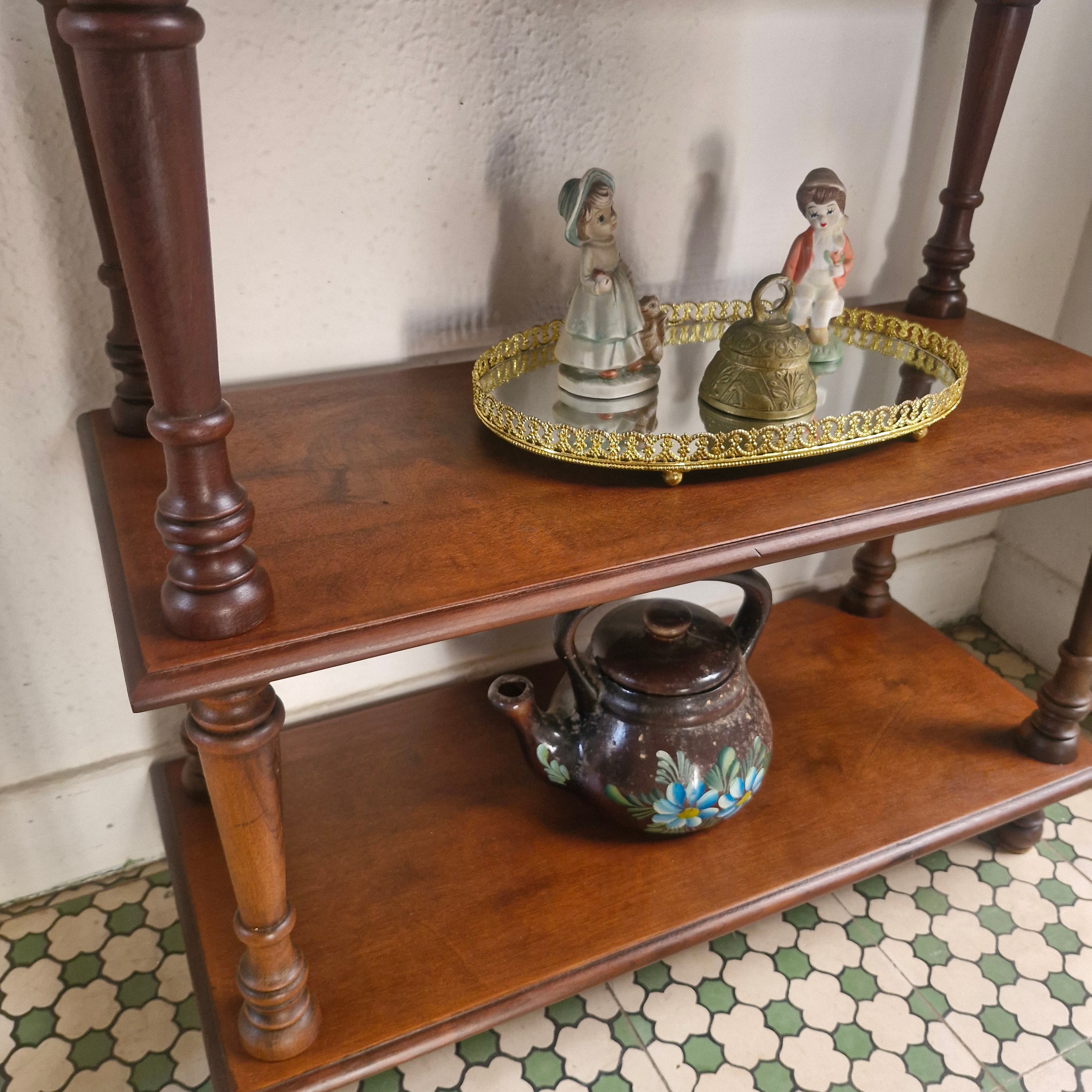 Estante Colonial em madeira torneada com 4 prateleiras 