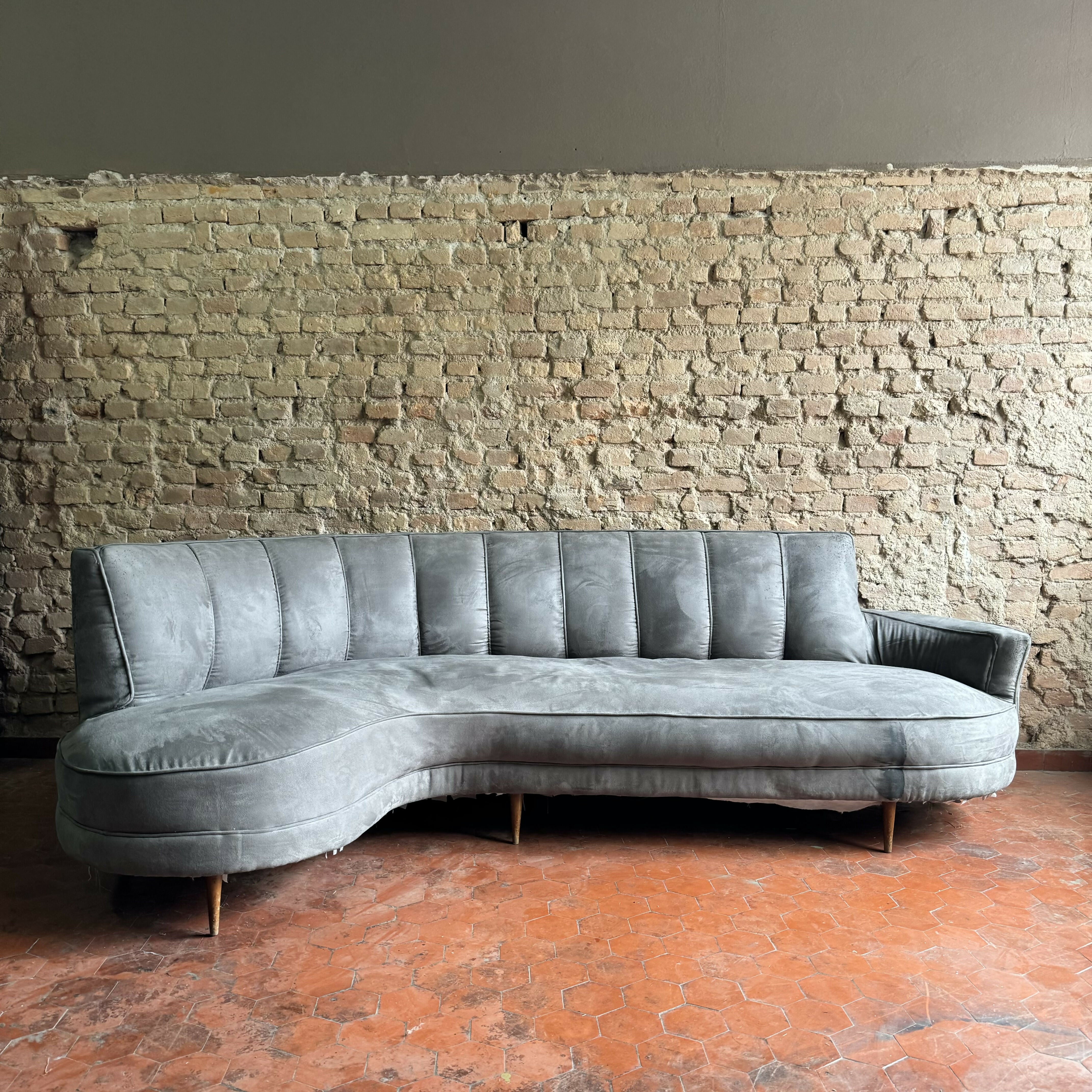 Sofá feijão anos 50 em suede cinza