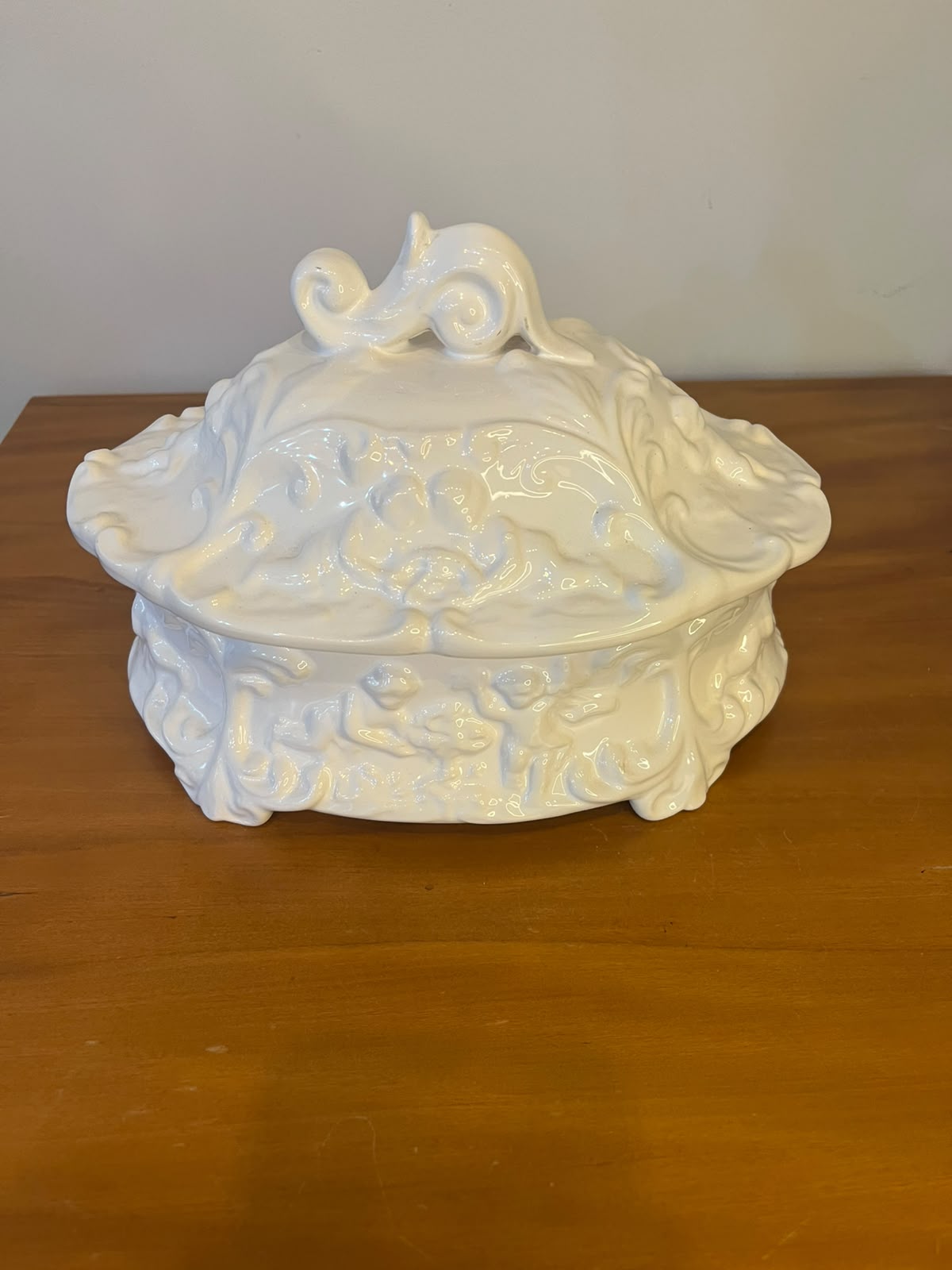 Bomboniere Portuguesa em Cerâmica Branca – ELPA Alcobaça, Portugal – 23 × 15 × 18 cm