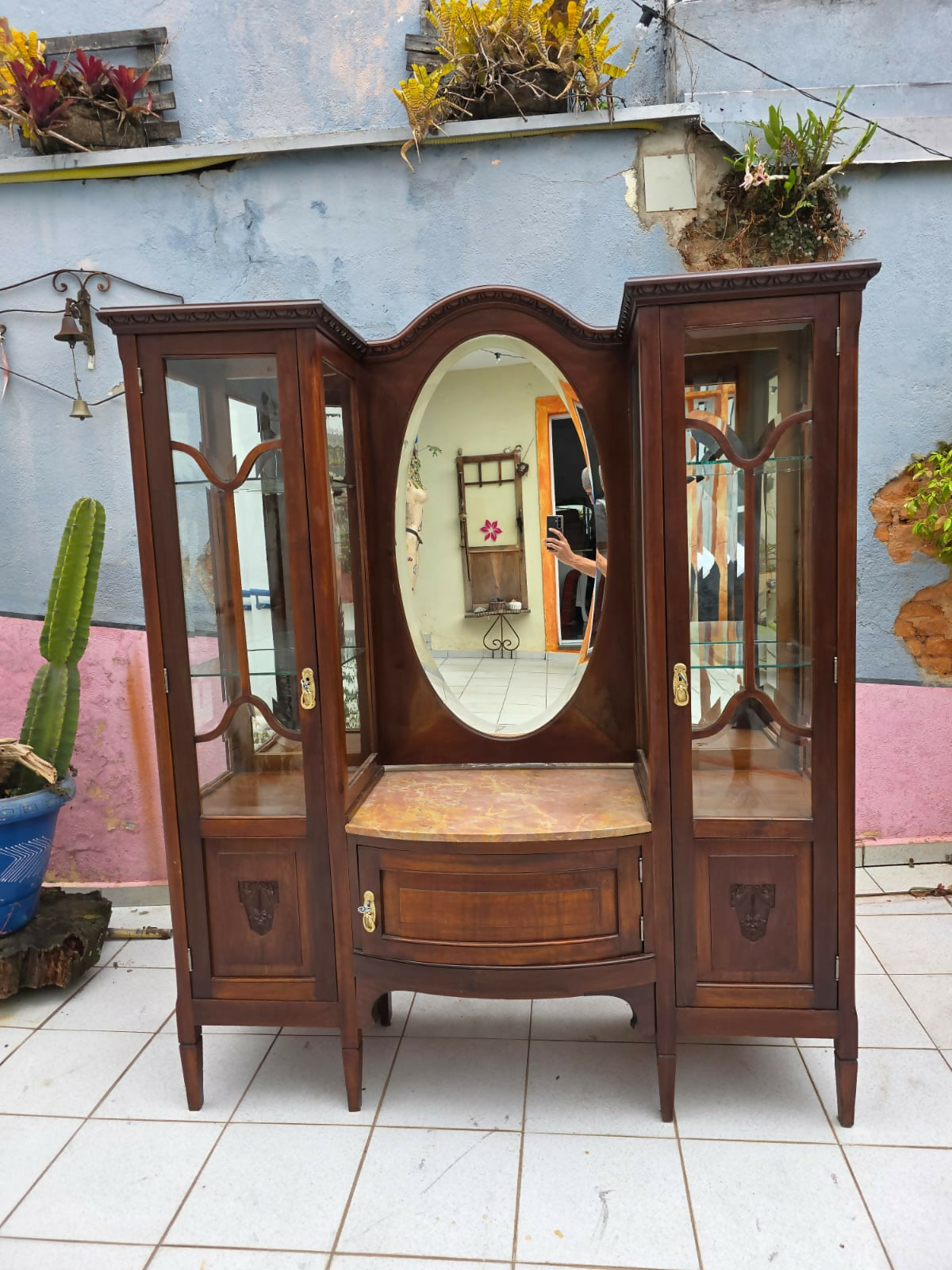 Cristaleira Art Noveau em madeira nobre, espelho bisotê e mármore