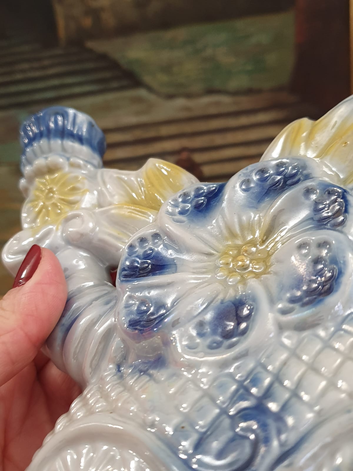 Castiçal duplo vintage em porcelana nacional com linda pintura perolada brilhante (lusterware).  Maravilhoso e intacto!