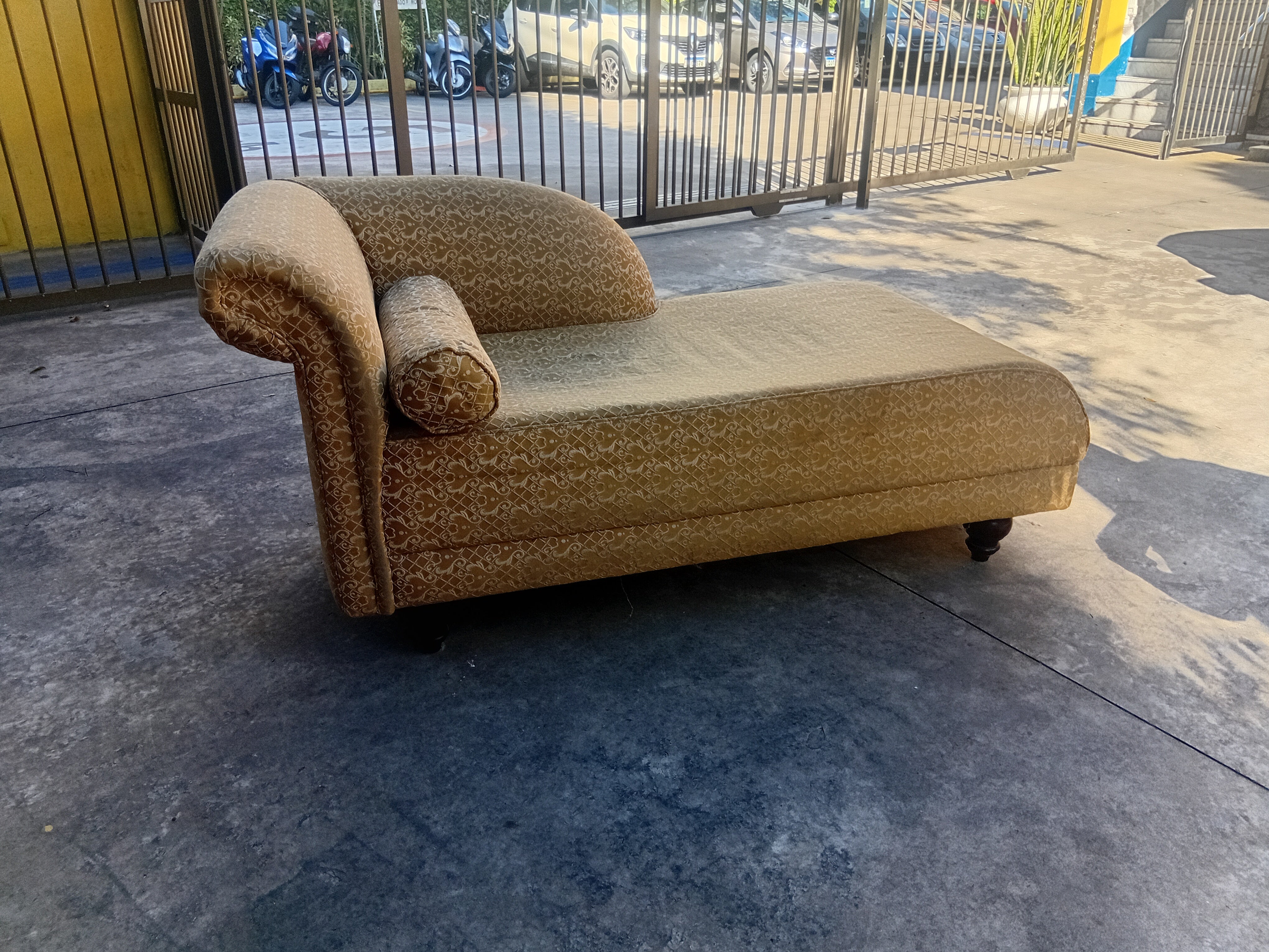 Sofá / Recamier em tecido amarelo estampado 