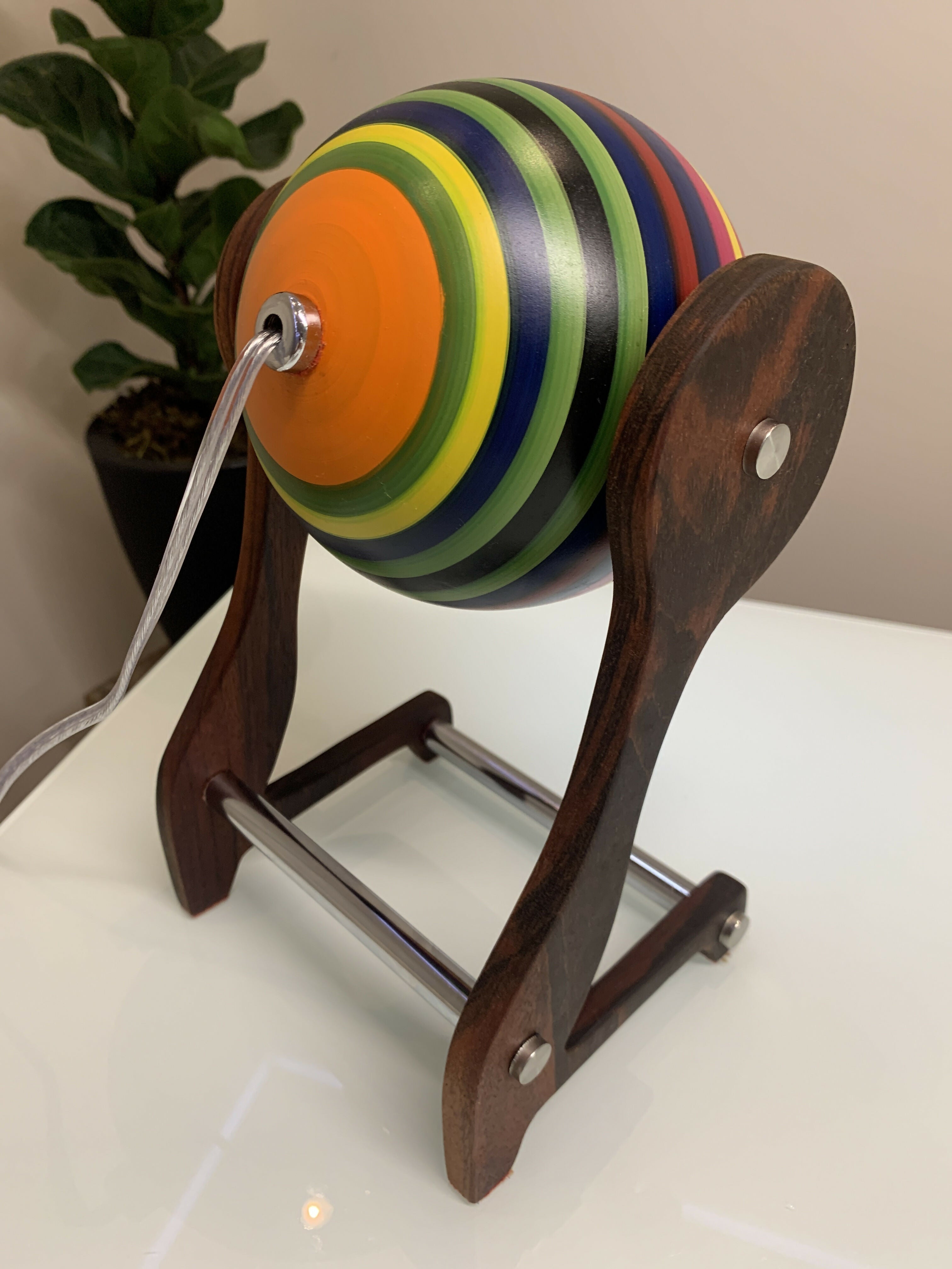 Luminária globinho cerâmica e Pau Ferro