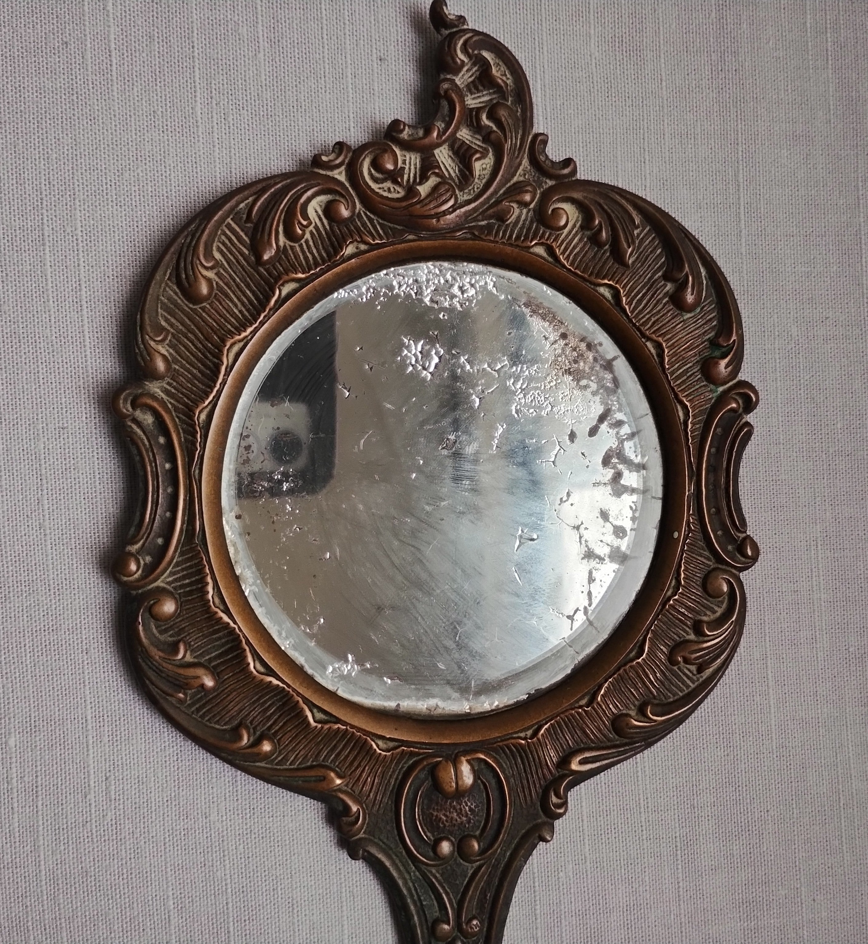 Espelho de mão redondo vintage ornamentado em bronze e metal 