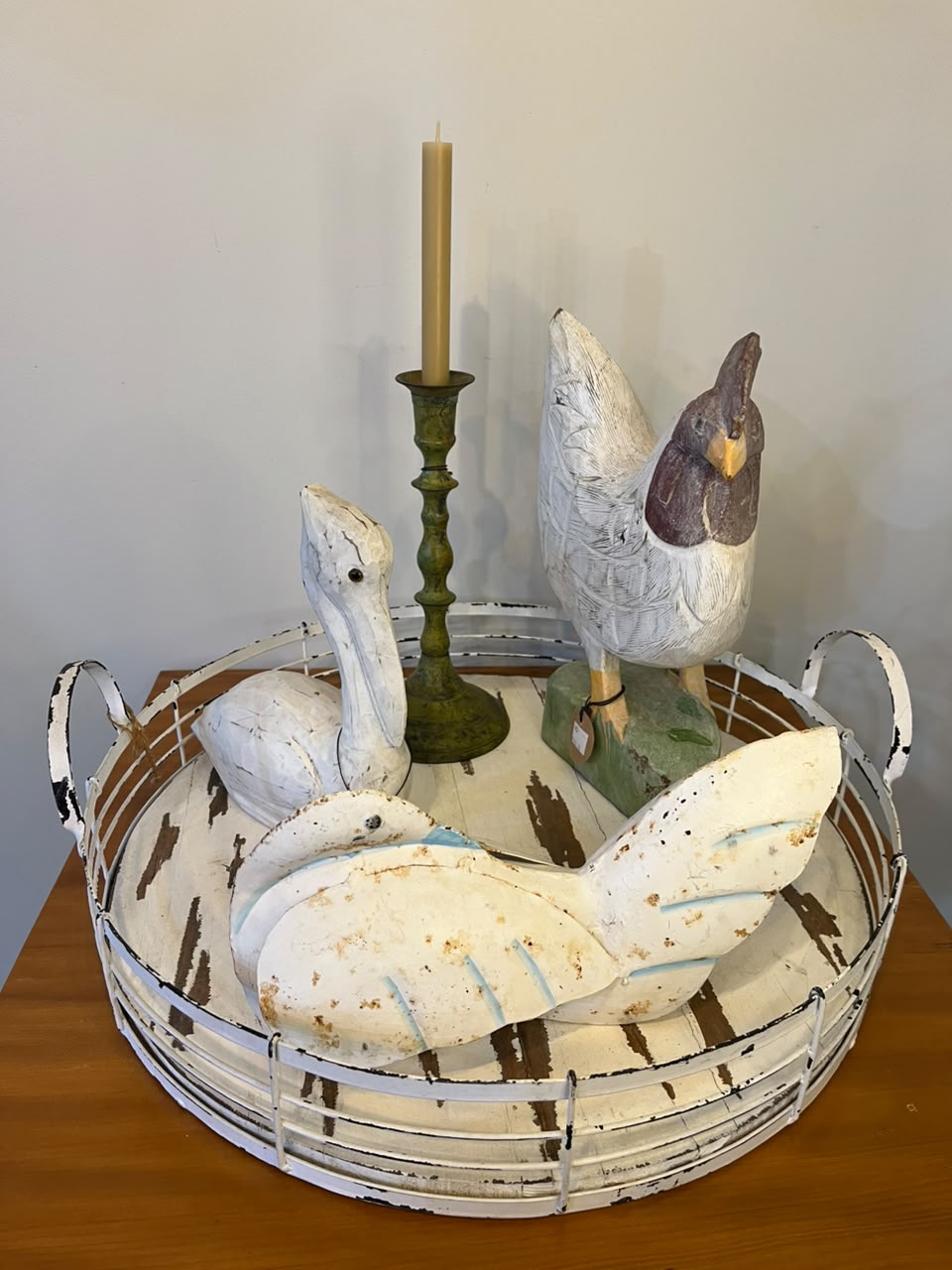 Conjunto decorativo rústico com bandeja, aves e castiçal