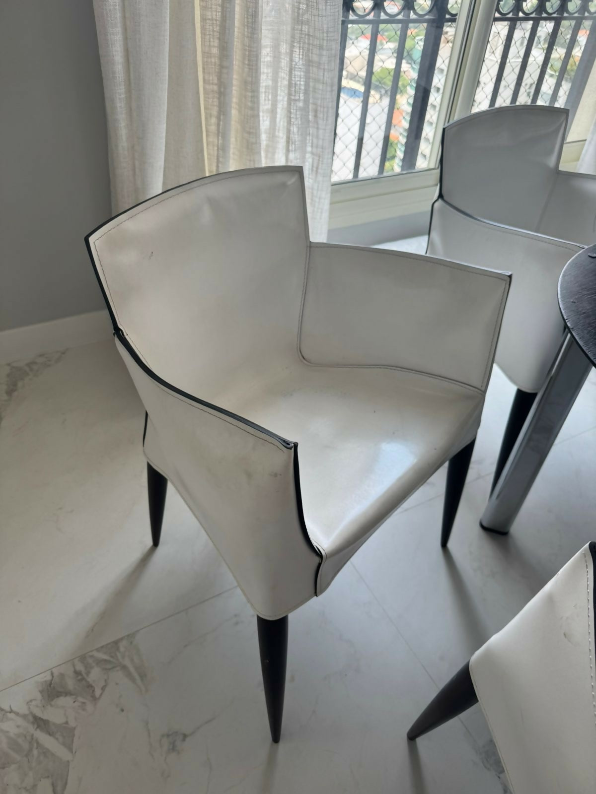 Conjunto de 8 Cadeiras de couro e madeira