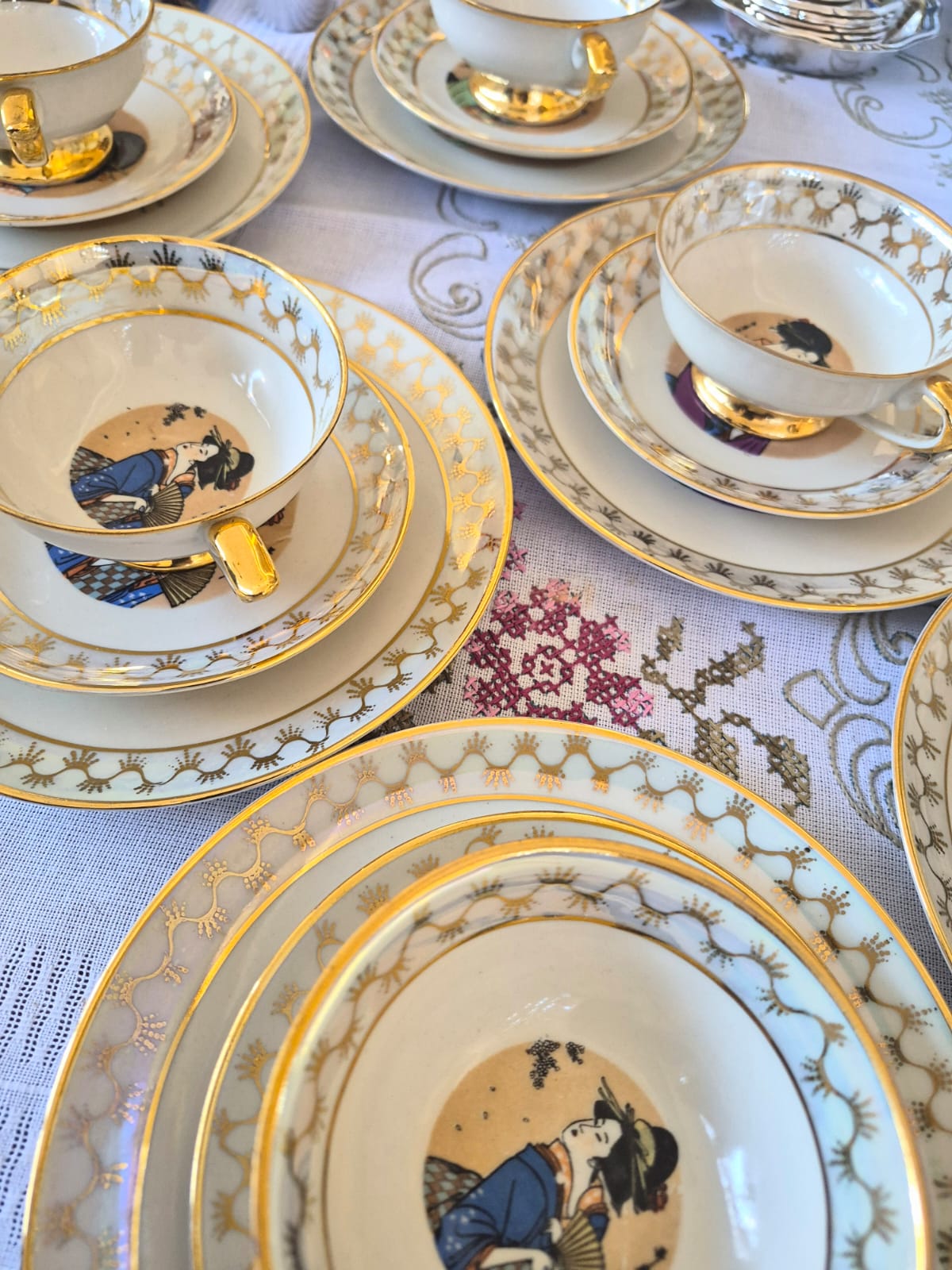  Conjunto de 7 trios em porcelana vintage nacional Condessa com motivos de gueixa