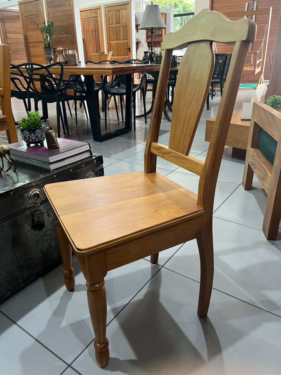 Conjunto de Mesa de Jantar Retangular em peroba com pés torneados e 4 cadeiras