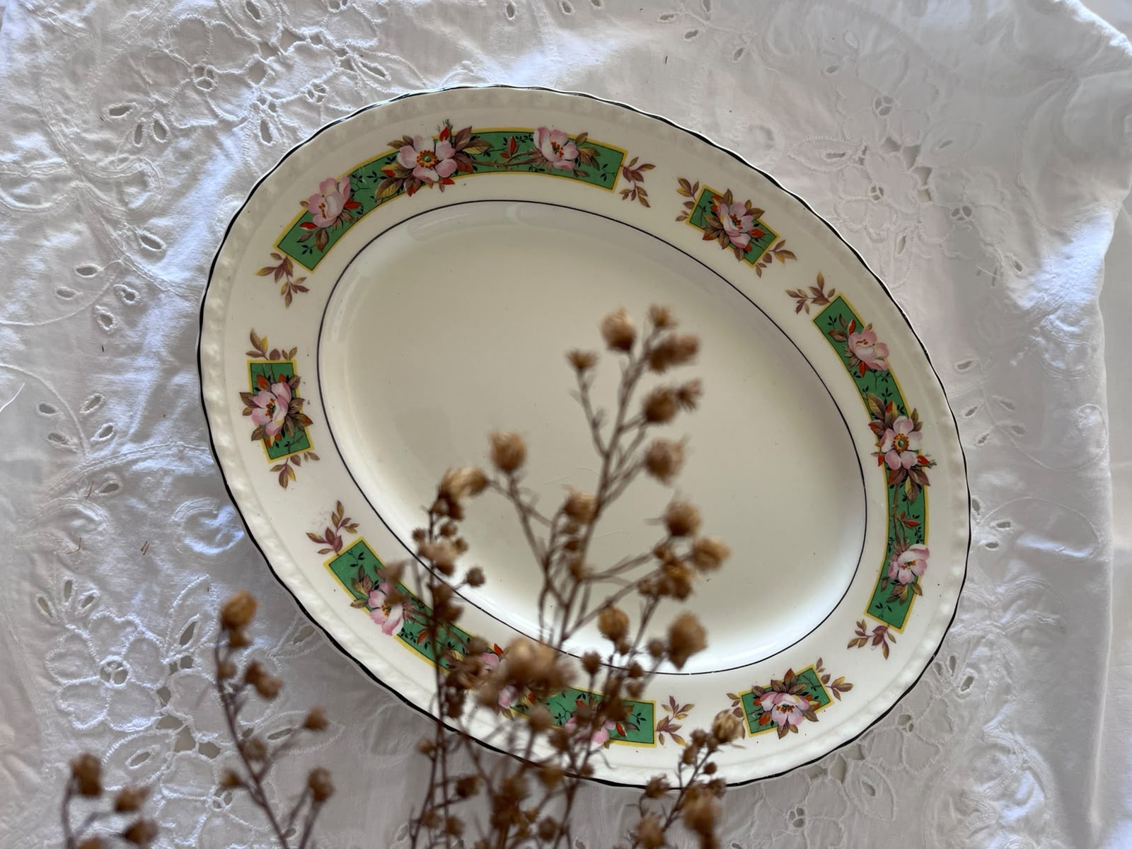 Travessa Oval Inglesa Myott – Relíquia Europeia com decoração floral rosa 