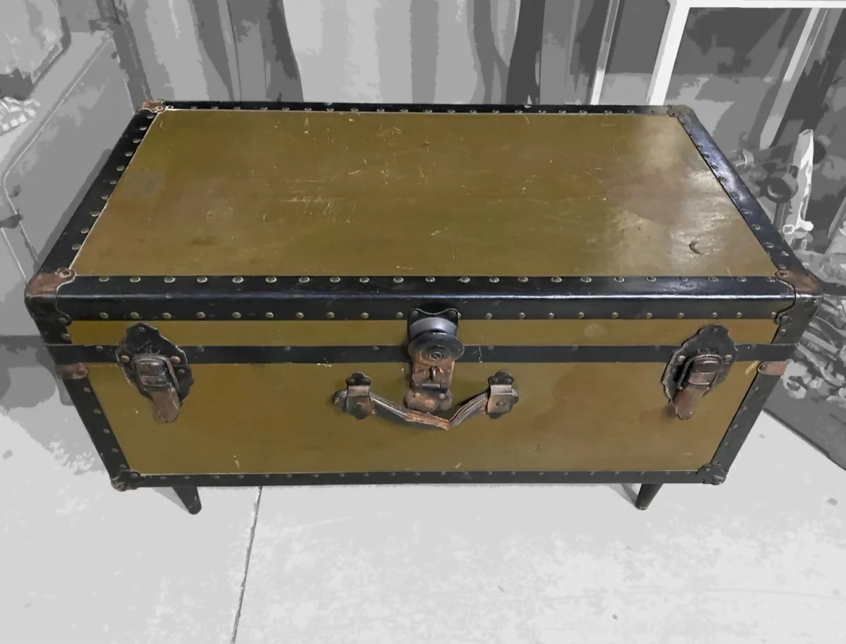 Baú antigo / Mesa de Centro com pé palito