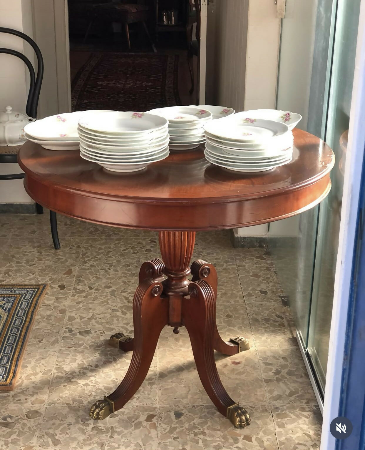 Mesa redonda estilo inglesa em madeira nobre e pés pata de leão