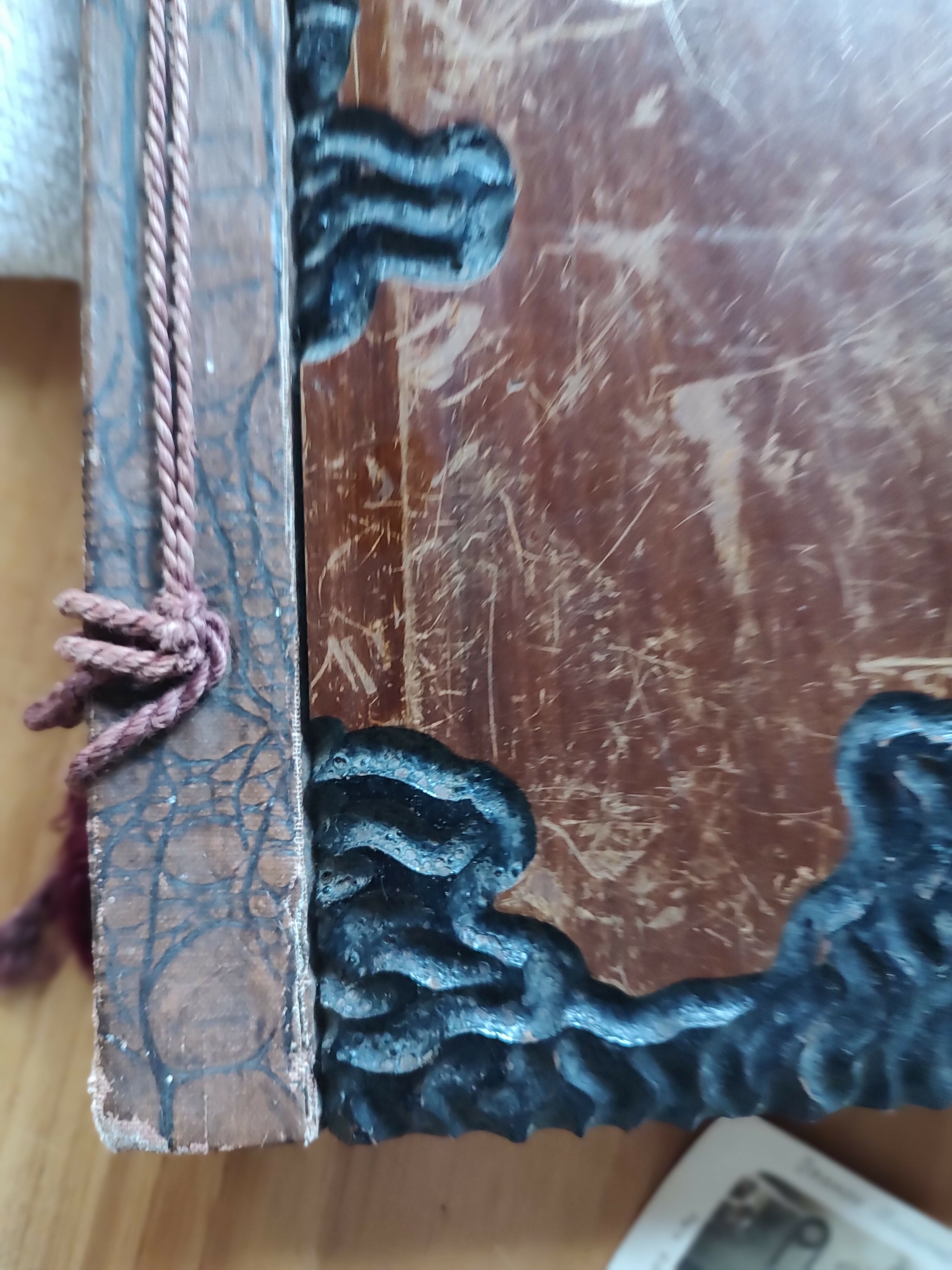 Antigo álbum de fotos "Nossas Núpcias" com capa em madeira (39cm x 33cm)