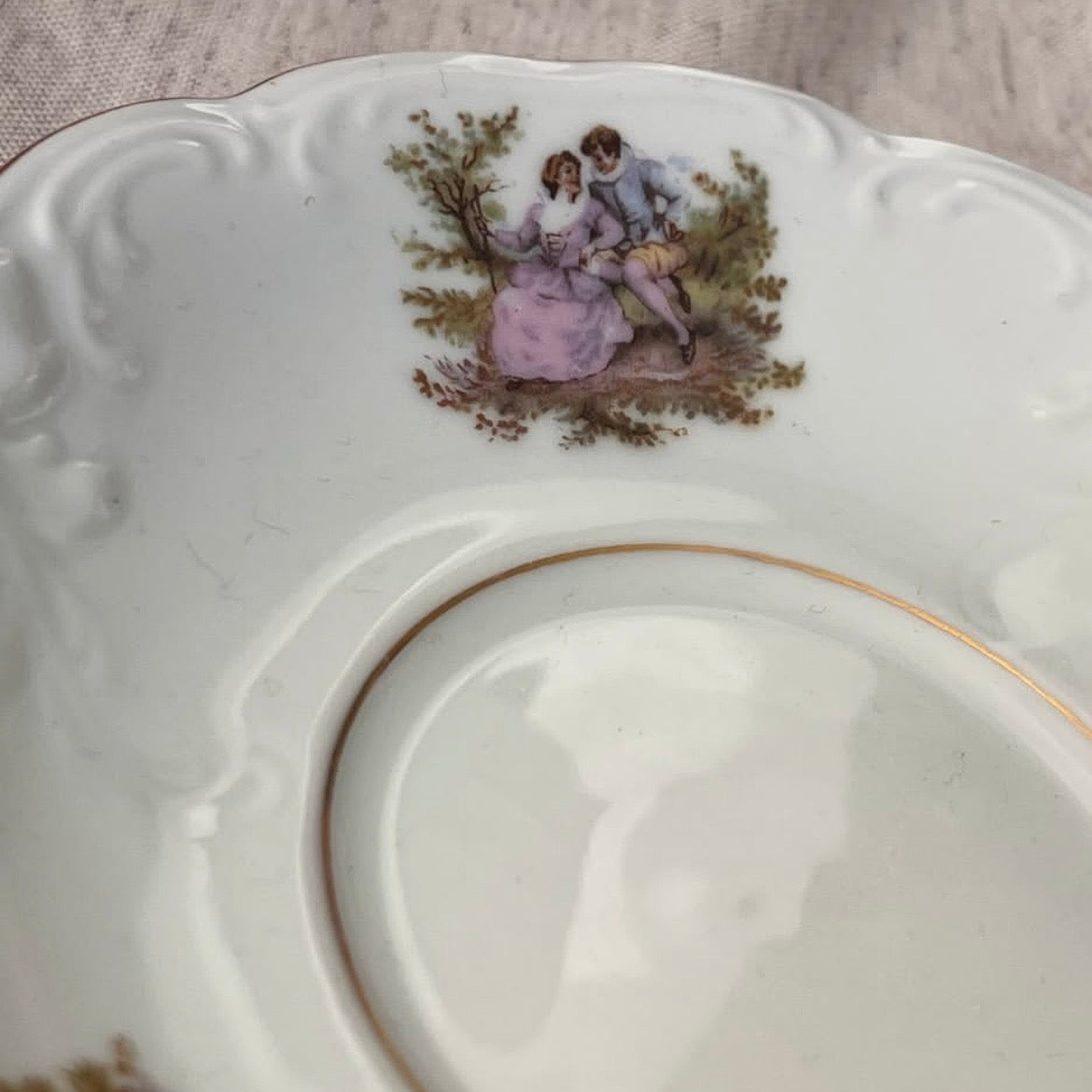 Pires Vintage Porcelana WAWEL  Polônia - Borda em relevo com Cena Galante e Ouro