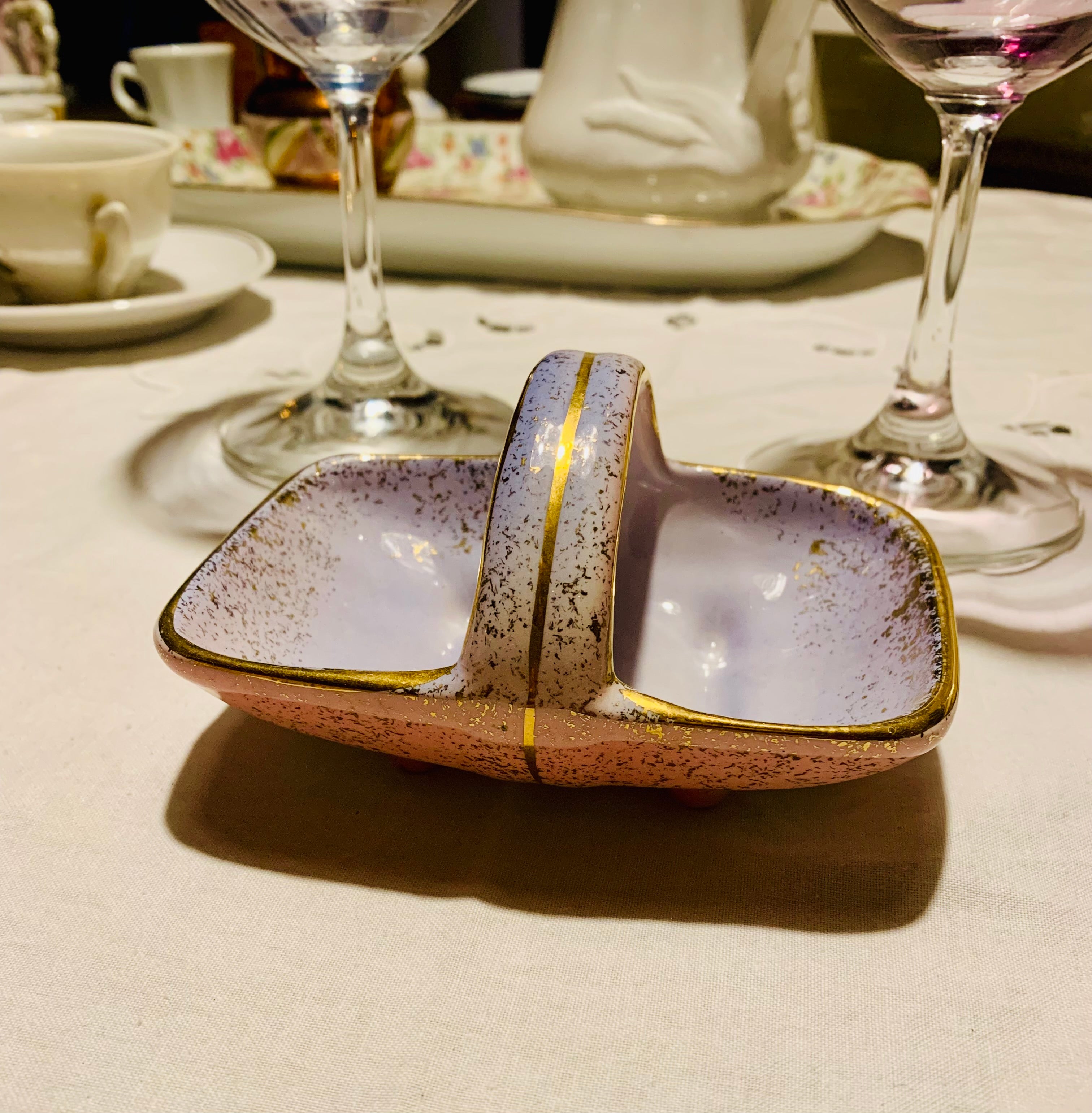 Linda e delicada cestinha em porcelana assinada com detalhes dourados 