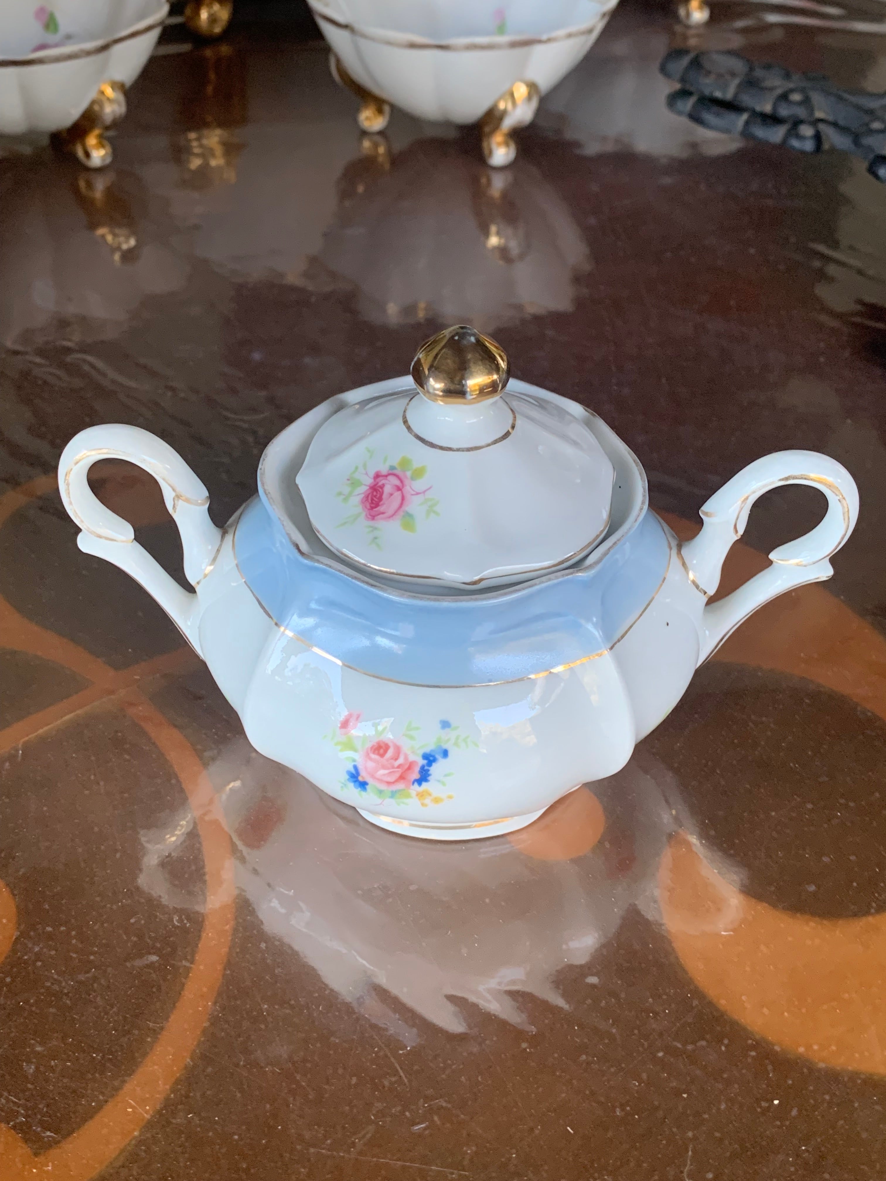 Delicadíssimo açucareiro em porcelana Mauá em azul claro com motivos florais 