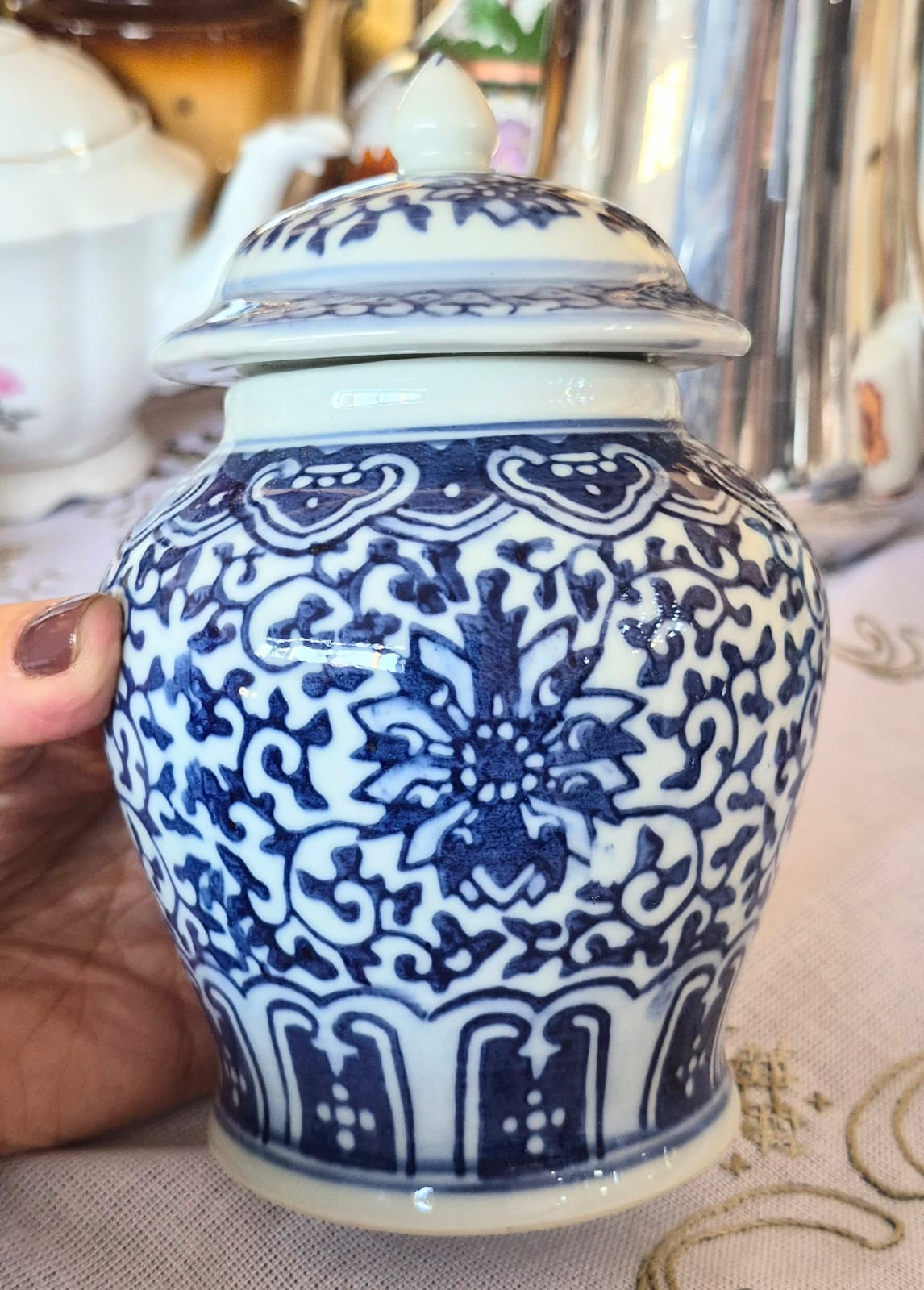 Potiche em porcelana vintage azul e branca chinesa Jingdezhen. Padrão Flor de Lótus. Impecável.