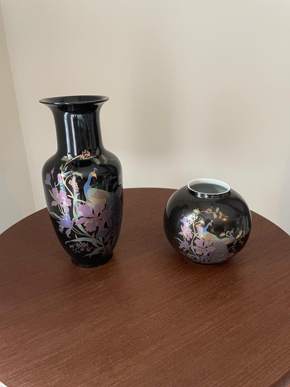 Jarros / Vasos decorativos de porcelana oriental com motivos florais e Pavão em fundo preto 