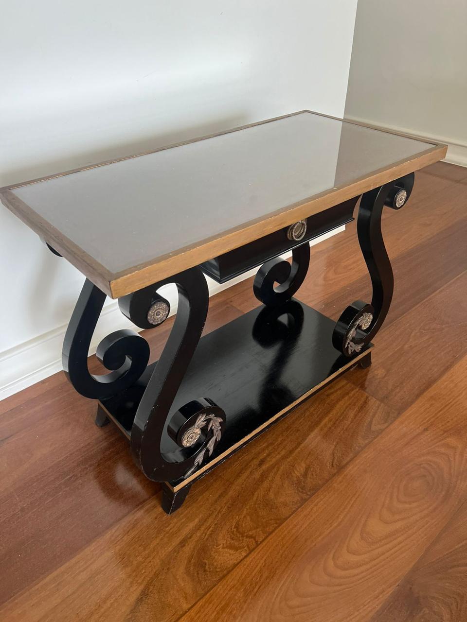 Mesa Aparador antiga estilo Império em madeira escura com pés curvados e gaveta 