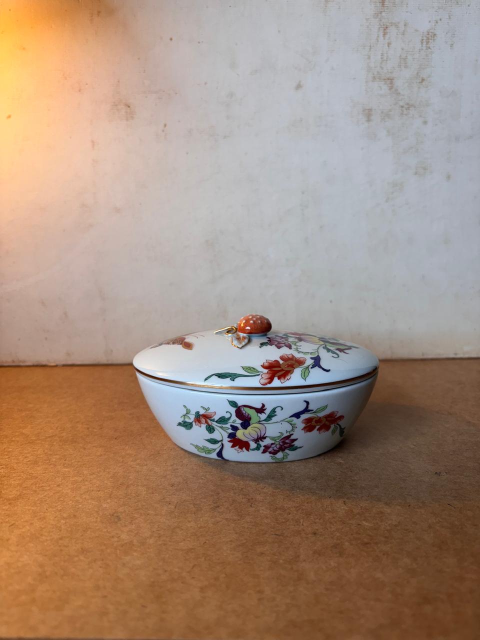 Caixa Oval Mildred Samatra em porcelana Vista Alegre com pegador de morango (DMCPS_776)