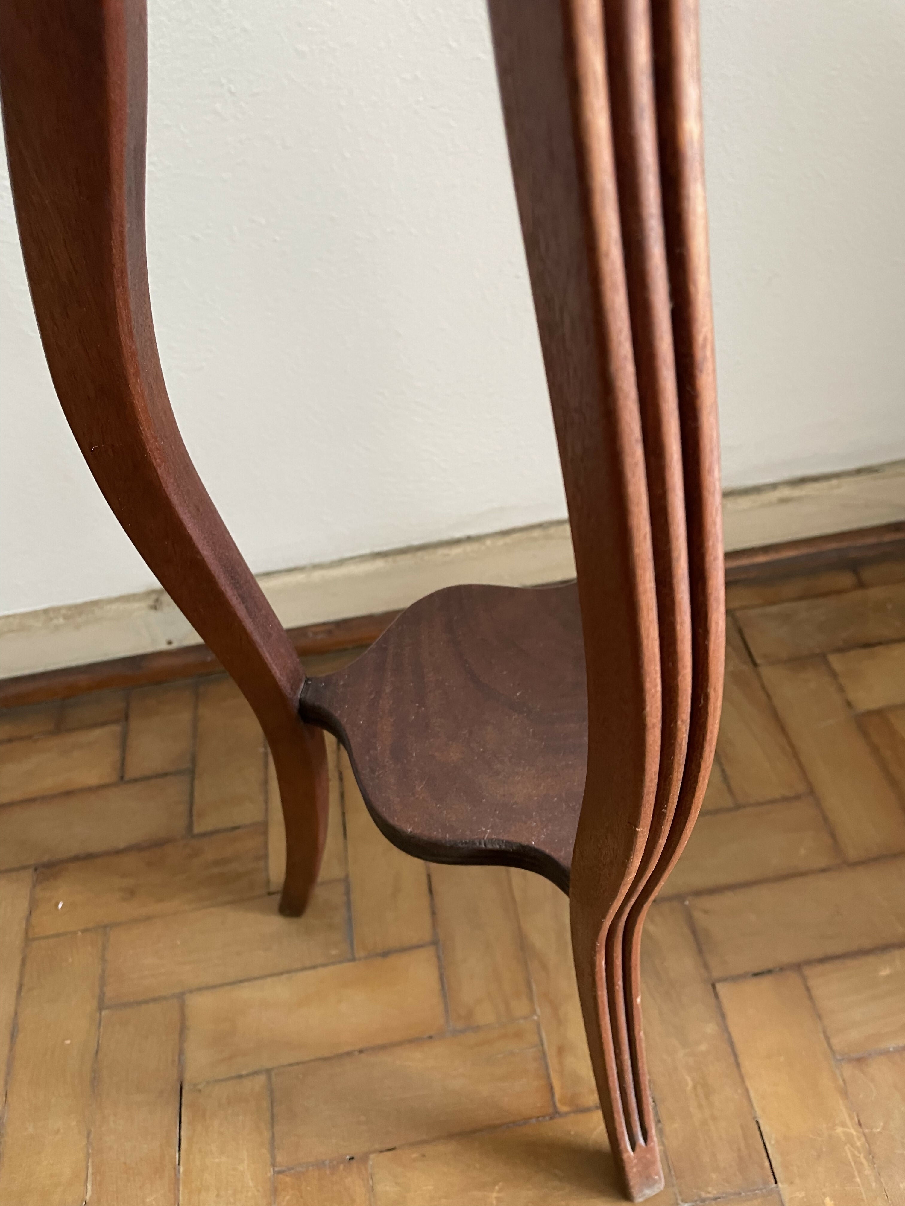 Delicada Mesinha de canto / Floreira em madeira