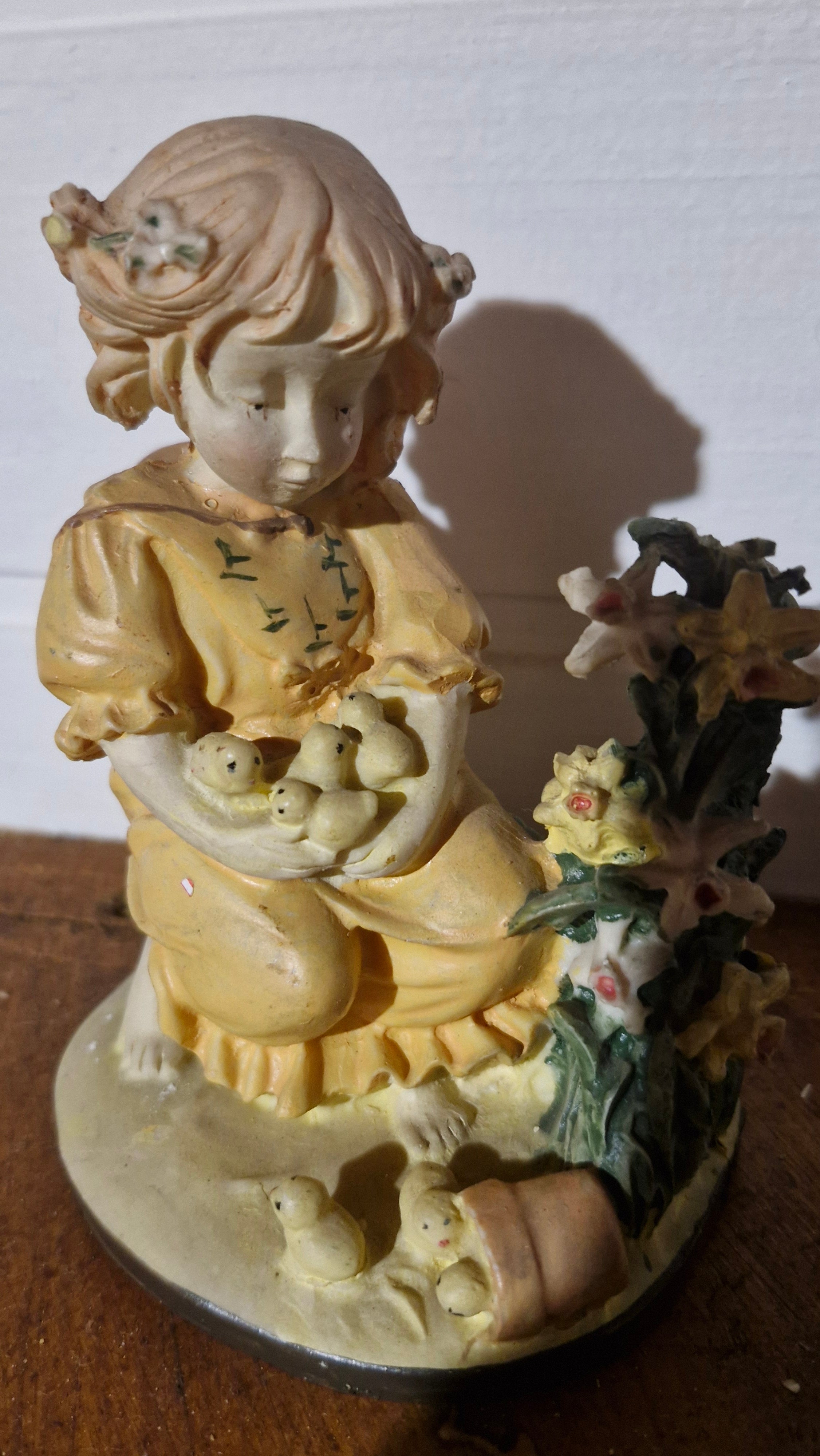 Bela escultura decorativa em resina com menina e flores 