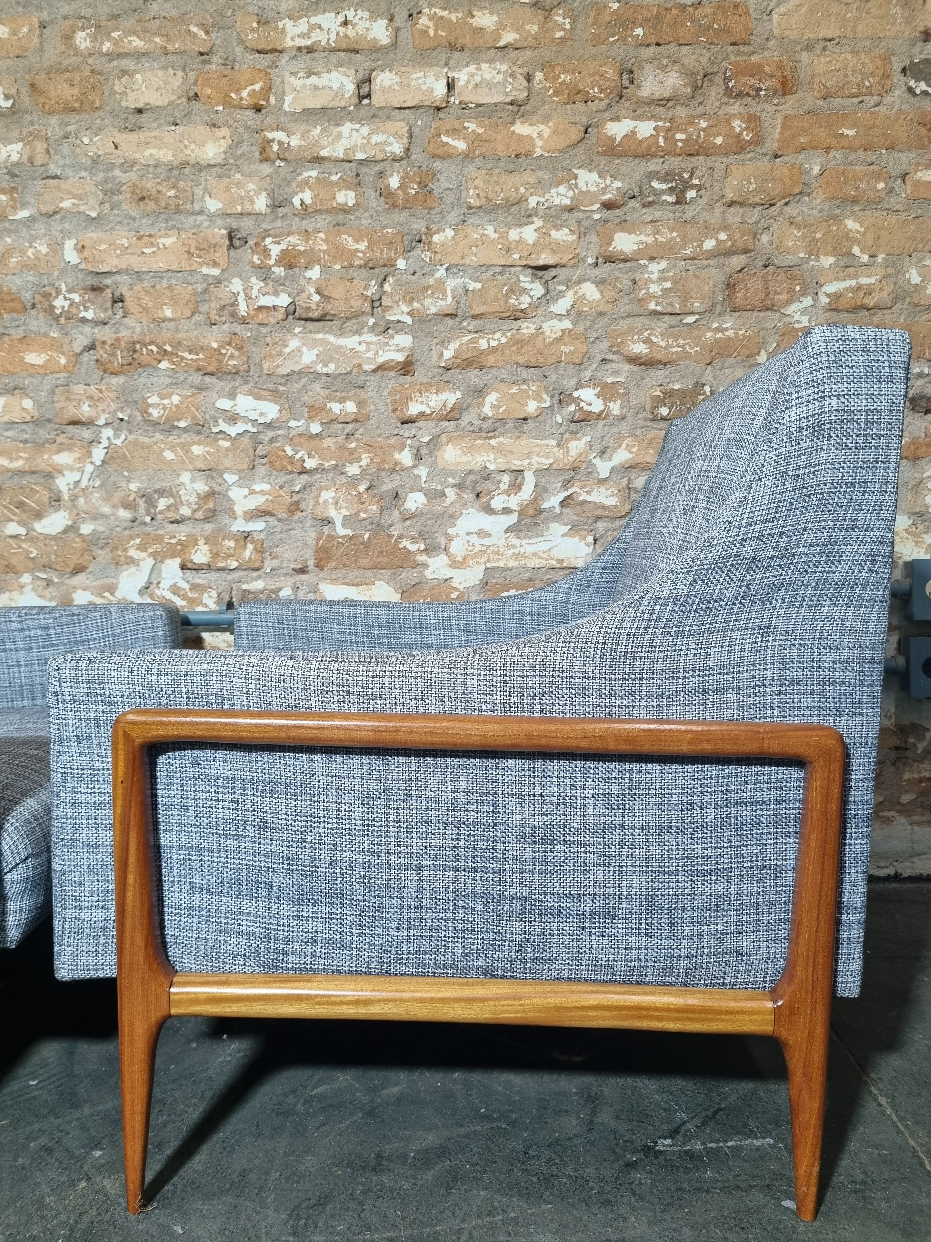 Par de poltronas anos 50 modernistas em madeira e estofado cinza azulado 