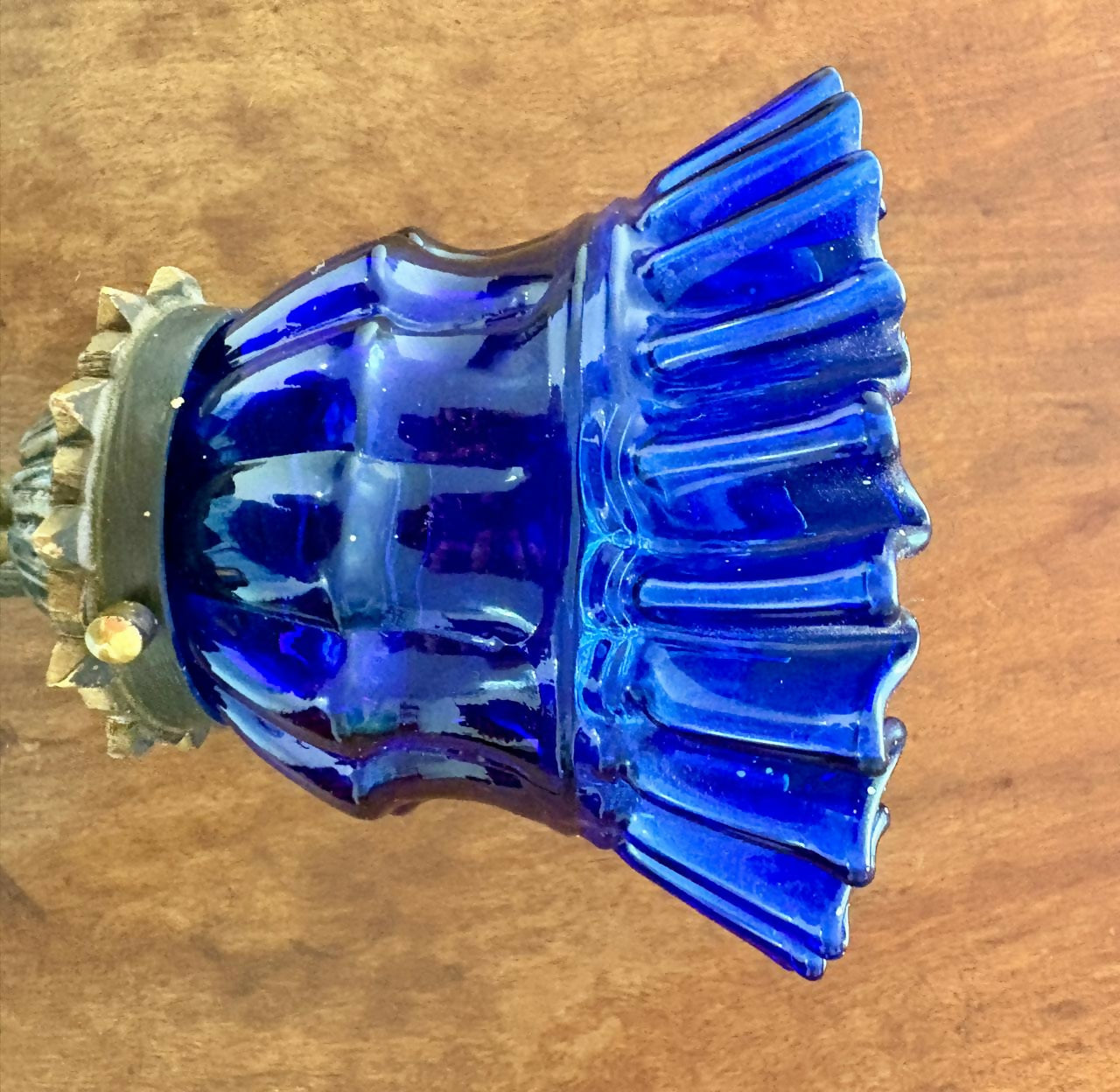 Arandela em bronze e vidro azul