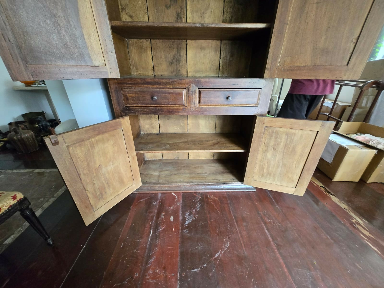 Grande armário antigo em madeira maciça com portas almofadadas – c. 1880–1920