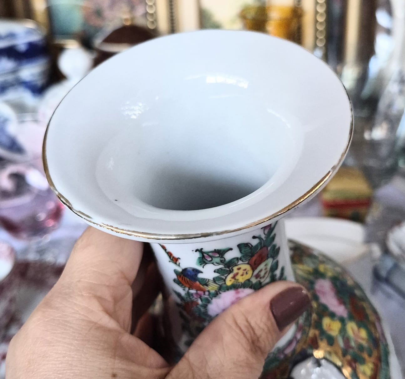 Vaso em porcelana chinesa Família Rosa,  modelo Rose Medallion. Perfeito estado.