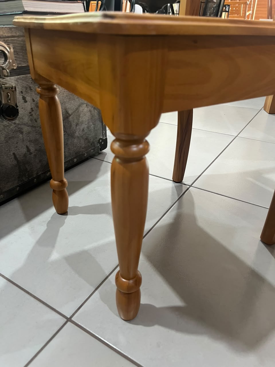 Conjunto de Mesa de Jantar Retangular em peroba com pés torneados e 4 cadeiras