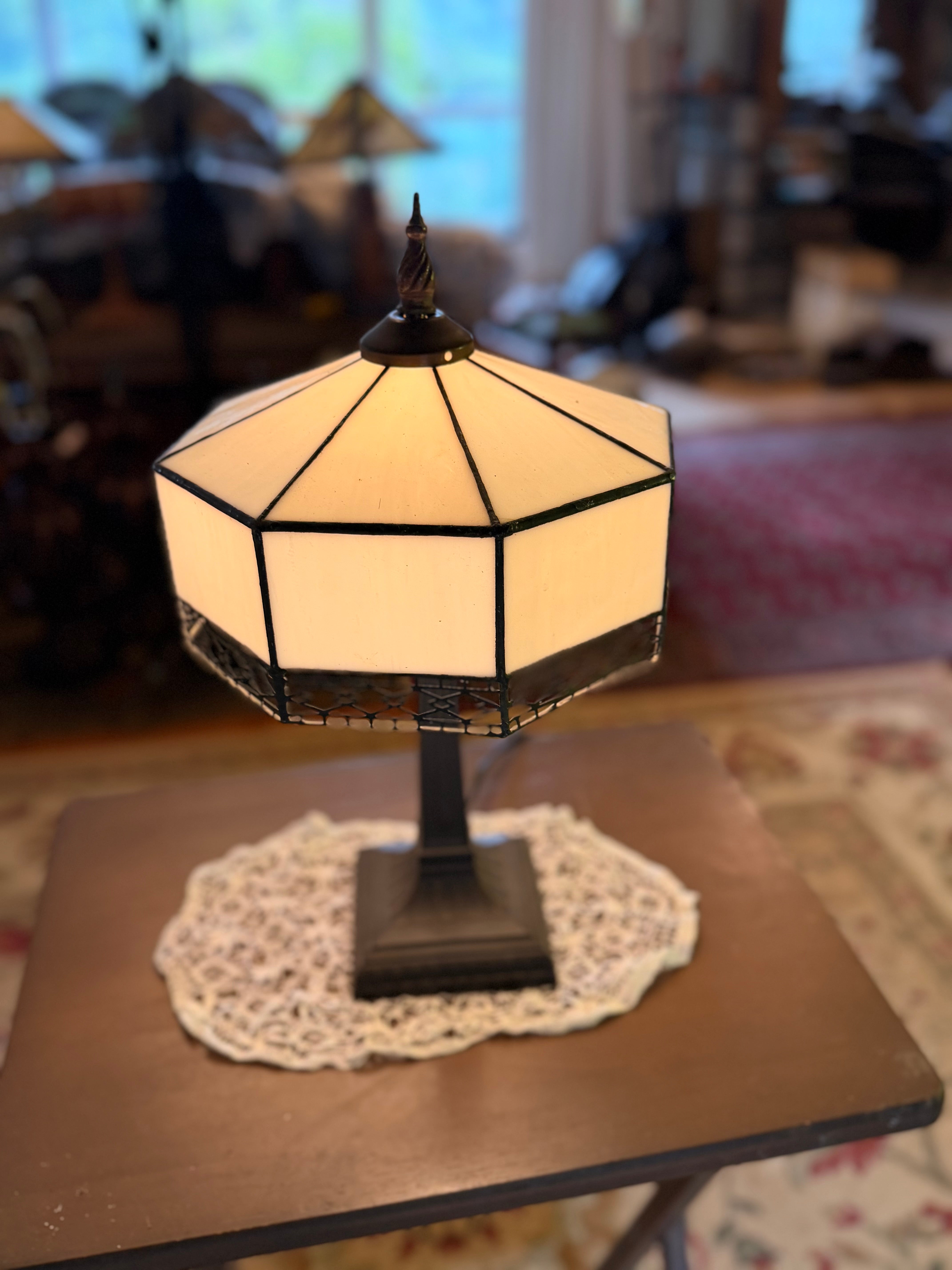 Elegante Abajur Luminária Tiffany com filigrana de bronze charmosa e vidros brancos foscos