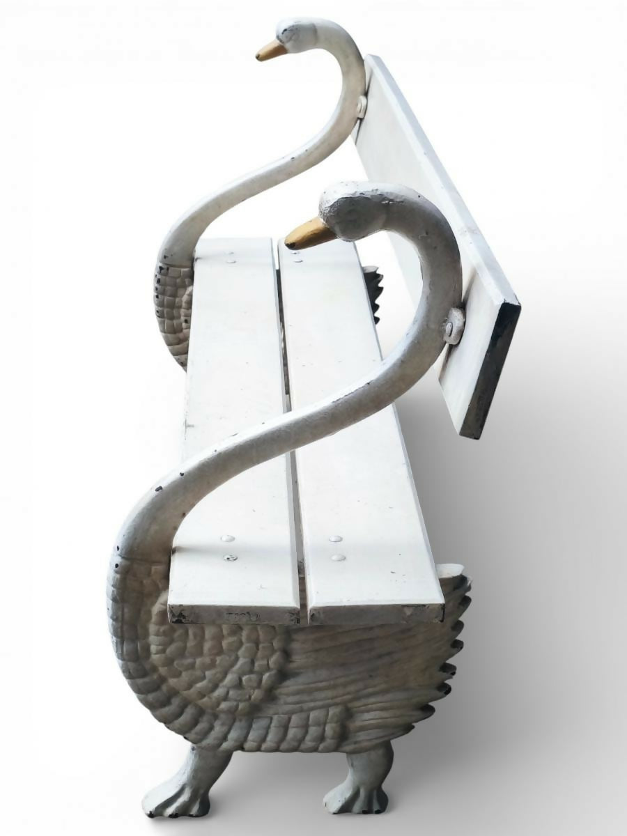 Banco de madeira em formato de dois cisnes