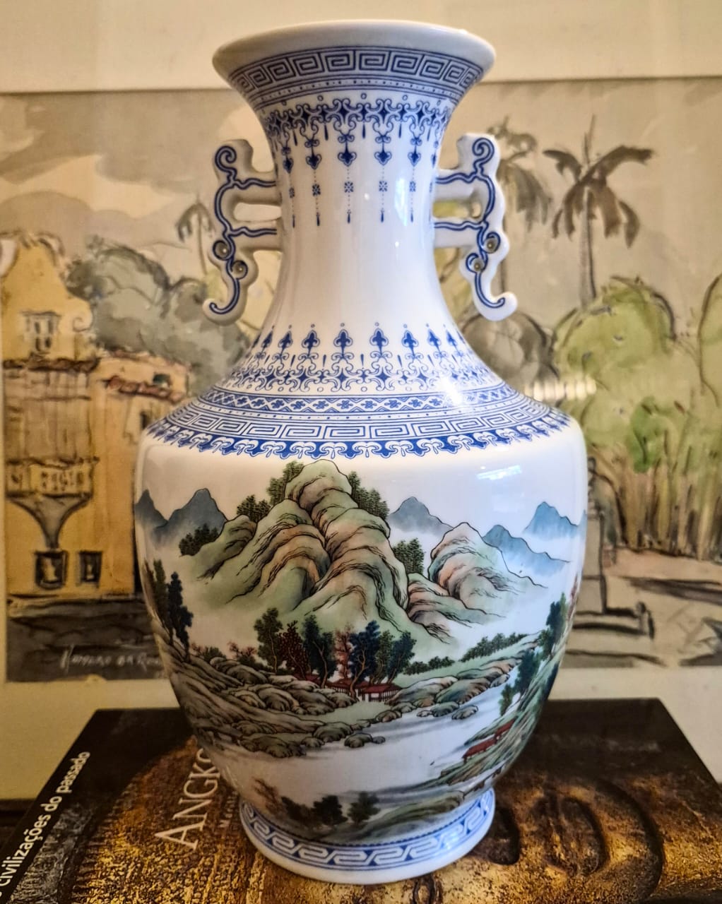 Maravilhoso vaso em porcelana vintage chinesa Jingdezhen com pintura à mão de paisagem montanhosa, estilo Shanshui.