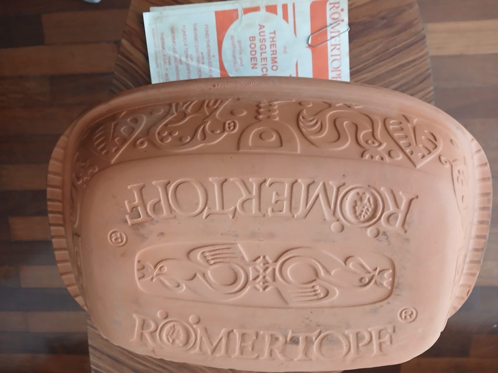assadeira com tampa feita de barro de terracota, sem esmalte, vitrificada por dentro