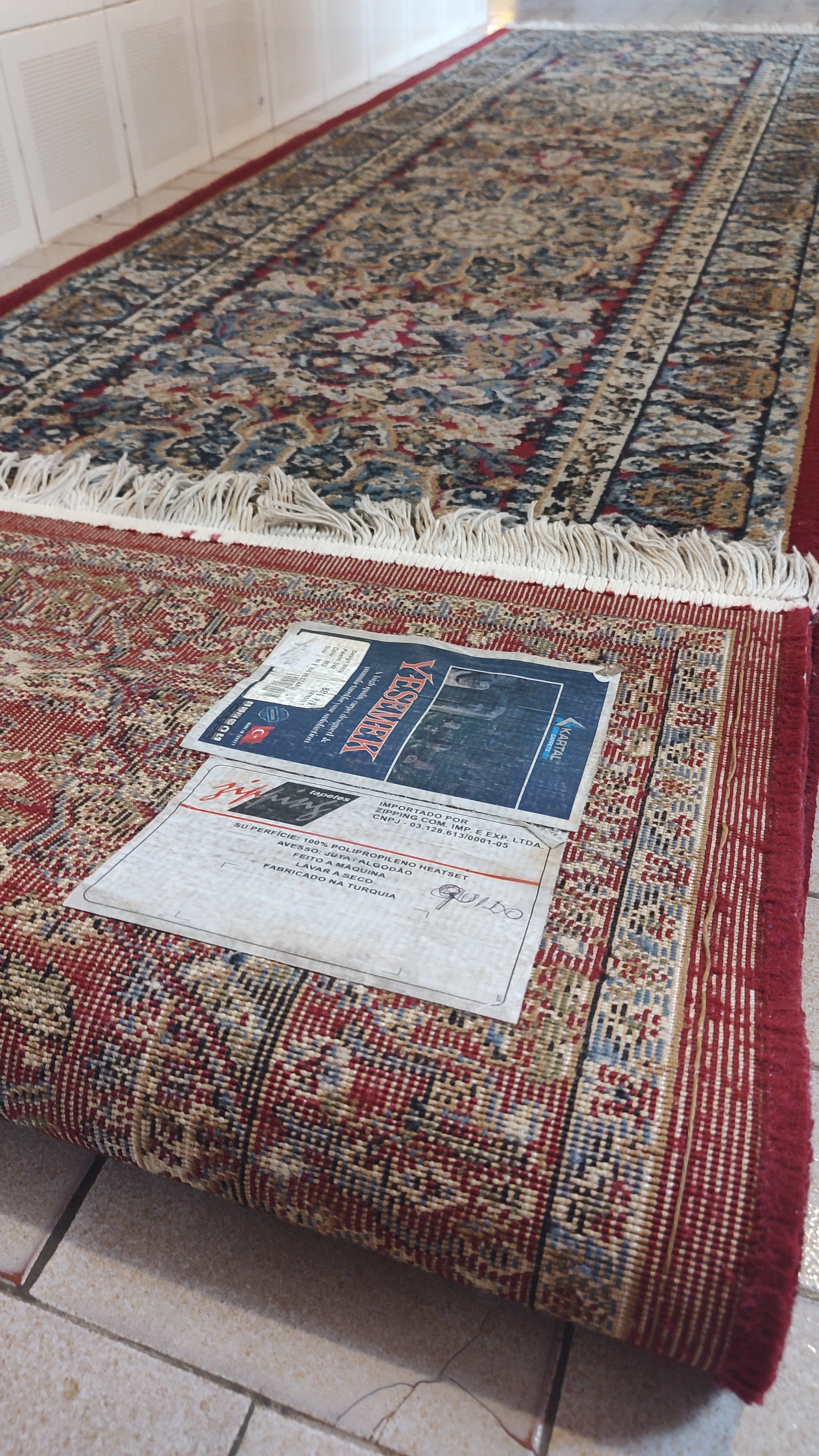 Tapete Passadeira Yesemek importado da Turquia em tonalidade predominante vermelho e azul acinzentado (300cm x 80cm)
