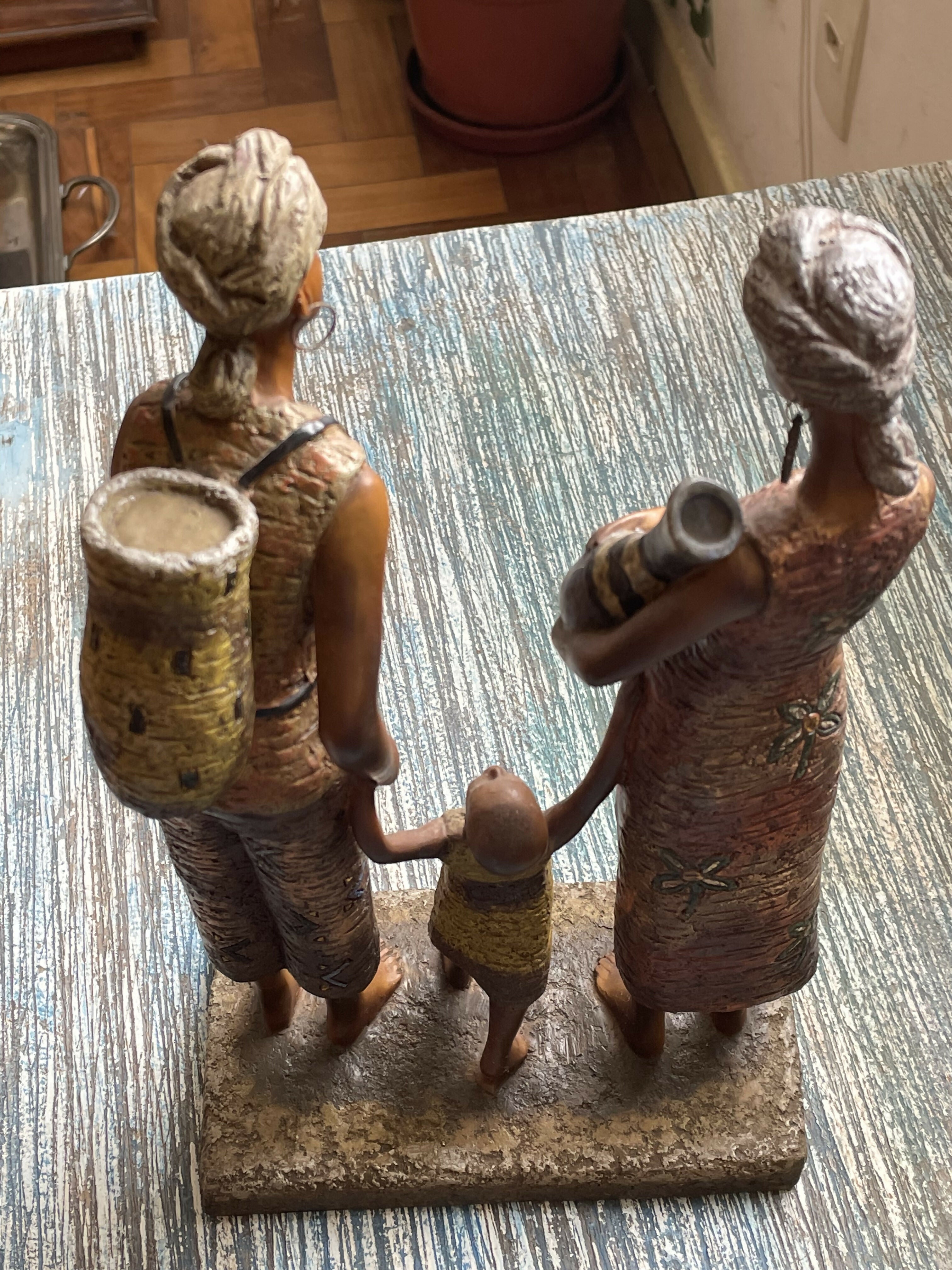 Estatueta em resina retratando família tribal