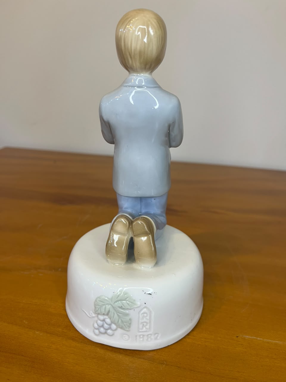 Escultura Musical em Porcelana – Menino em Oração – 17,5 cm – 1982