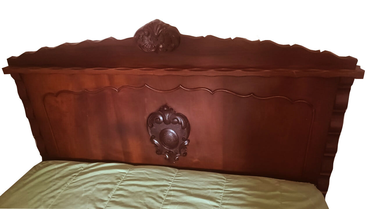 Cama de casal em madeira maciça estilo clássico