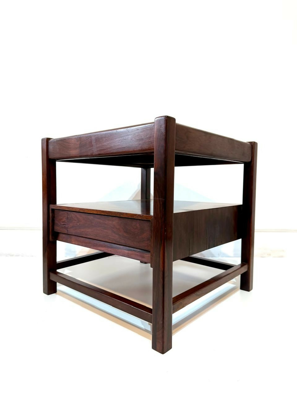 Mesa de cabeceira Ernesto Hauner - Mobilínea em Jacarandá